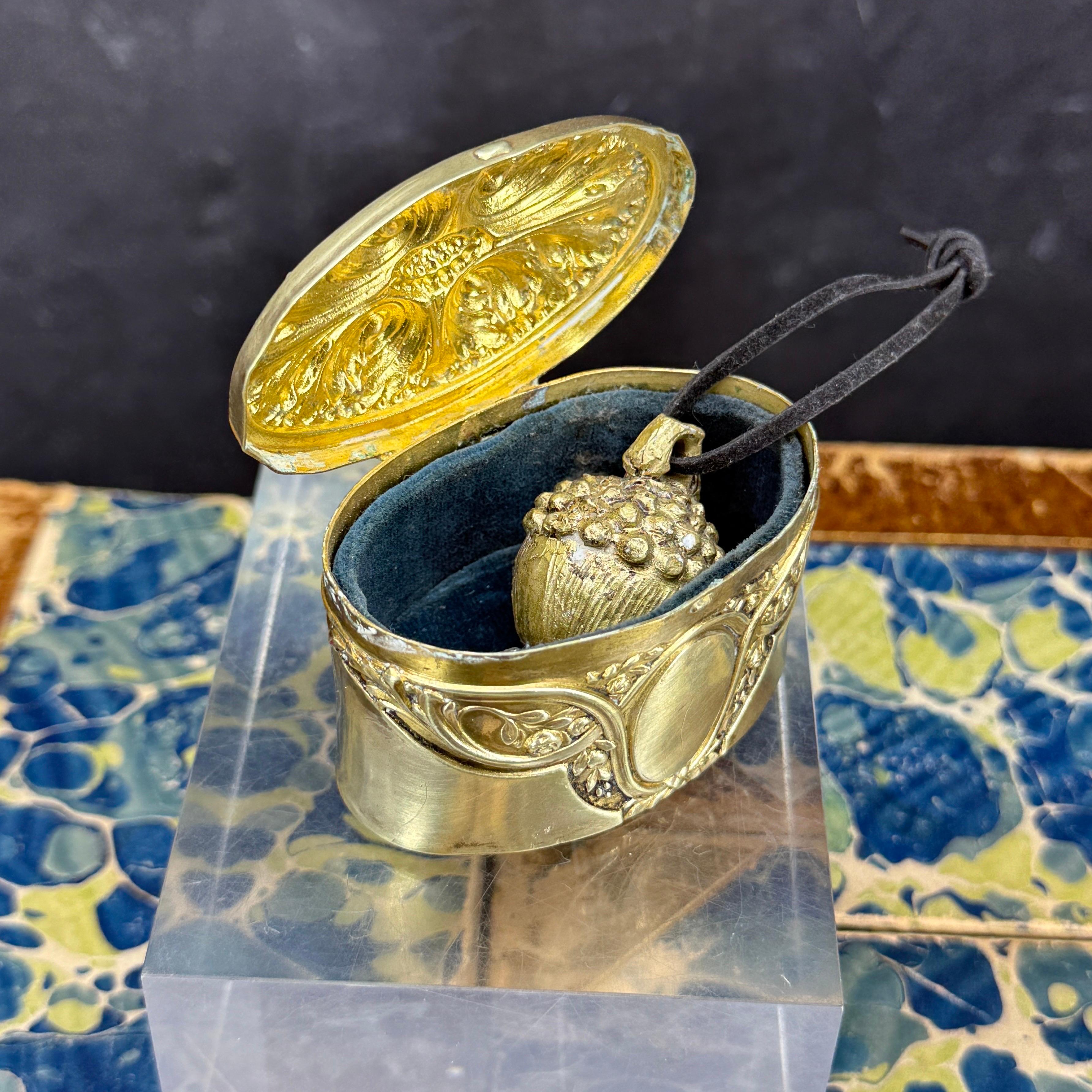 Boîte à bijoux ovale française décorée en Rococo, France 1780's en vente 7