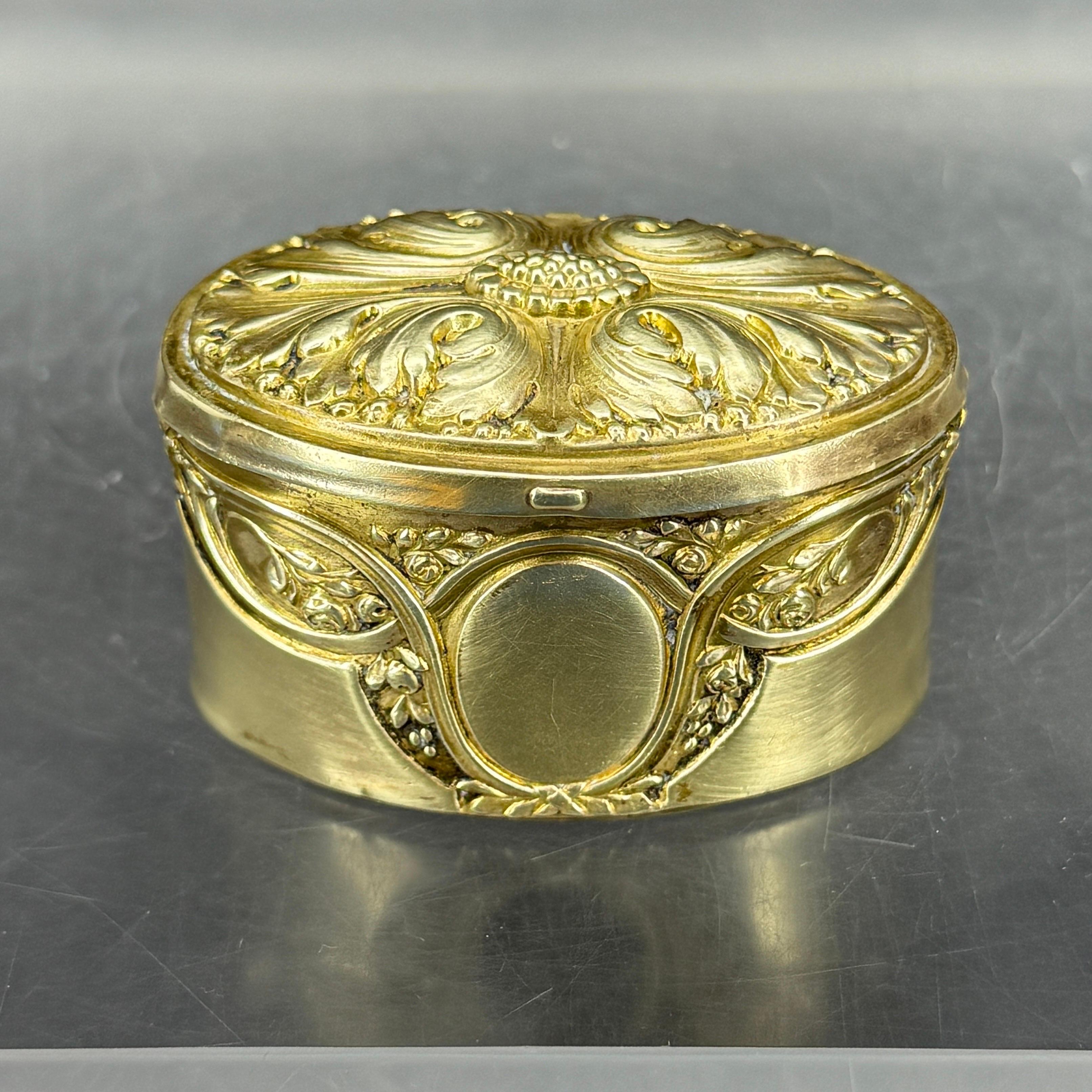 Fait main Boîte à bijoux ovale française décorée en Rococo, France 1780's en vente