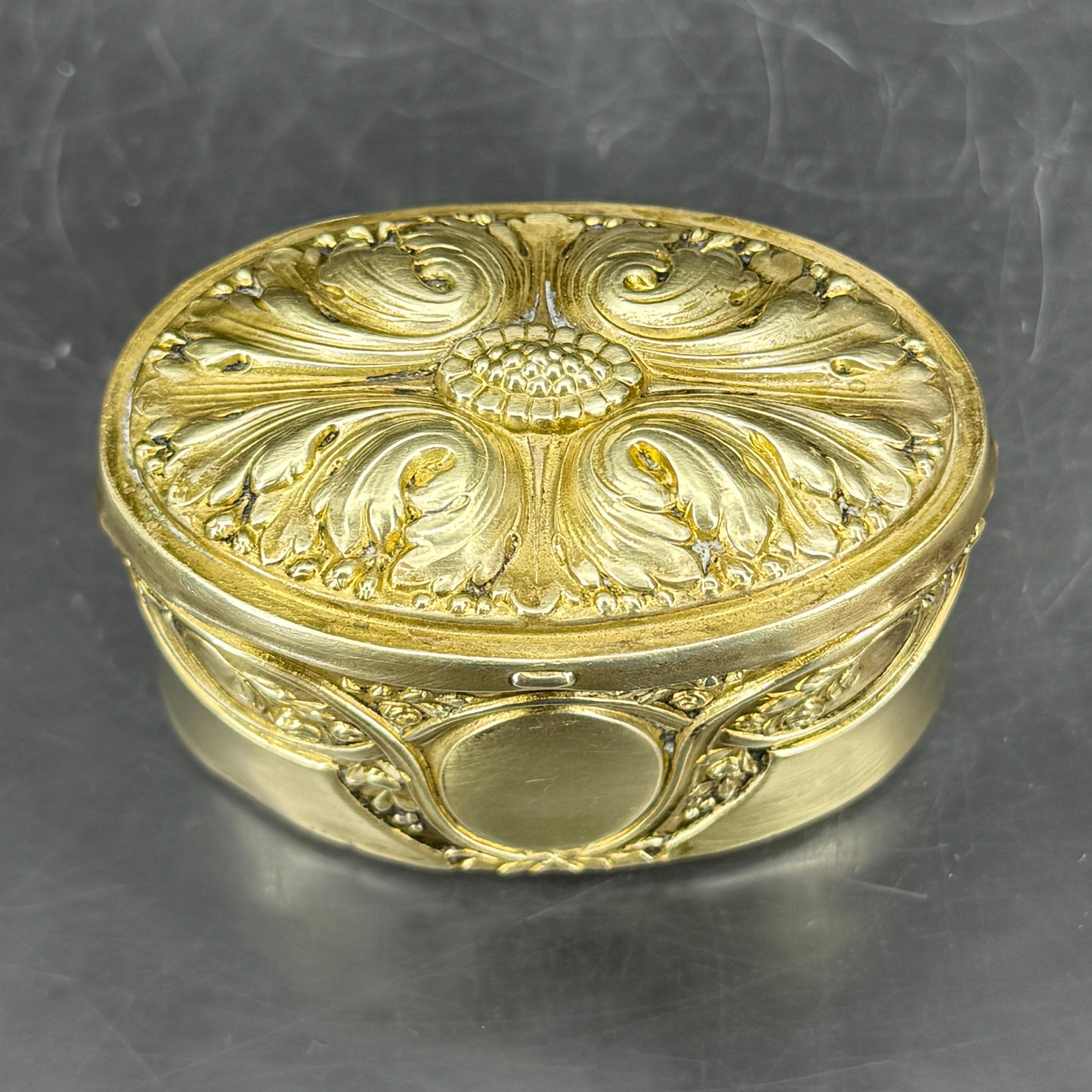 Boîte à bijoux ovale française décorée en Rococo, France 1780's Bon état - En vente à Haddonfield, NJ