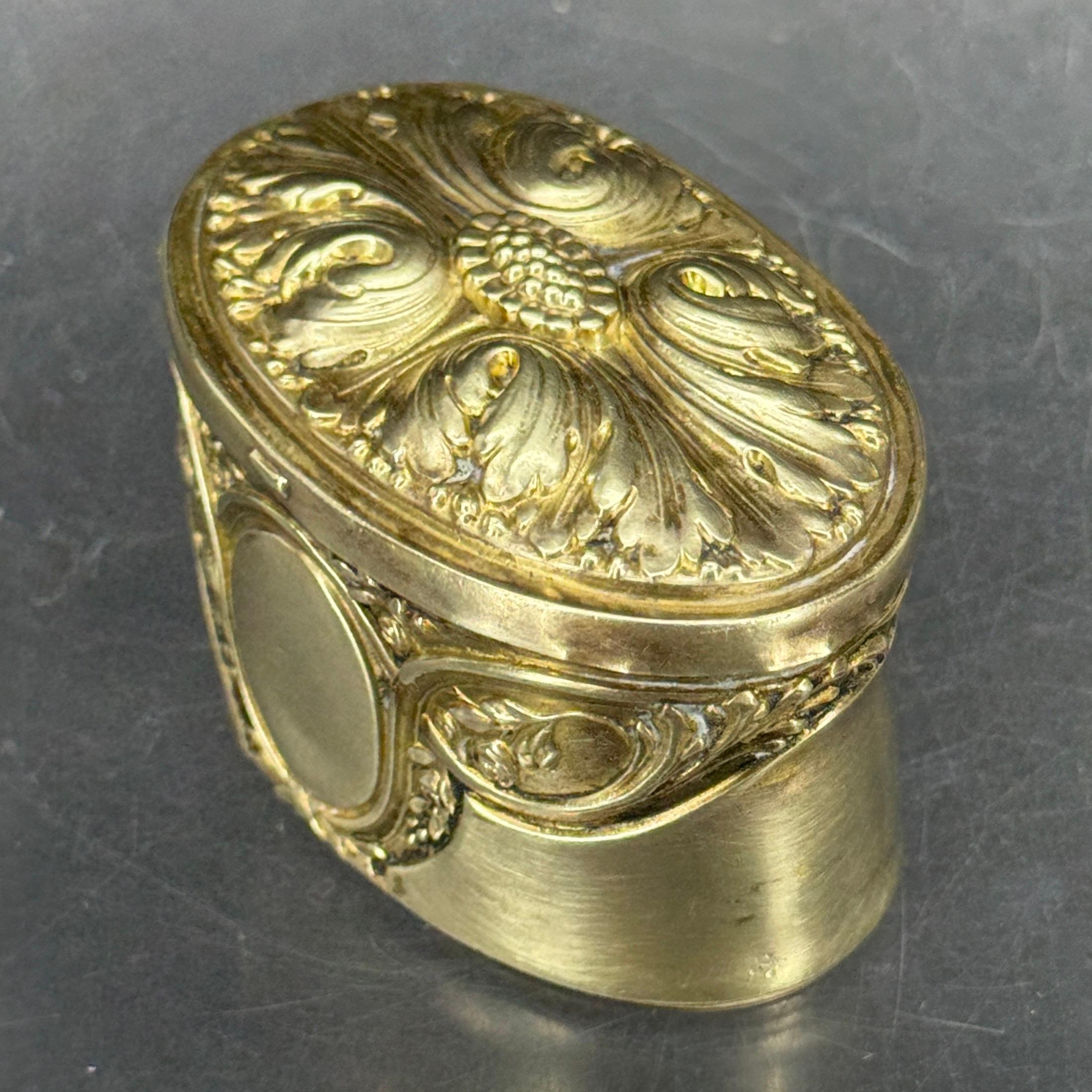 XVIIIe siècle Boîte à bijoux ovale française décorée en Rococo, France 1780's en vente