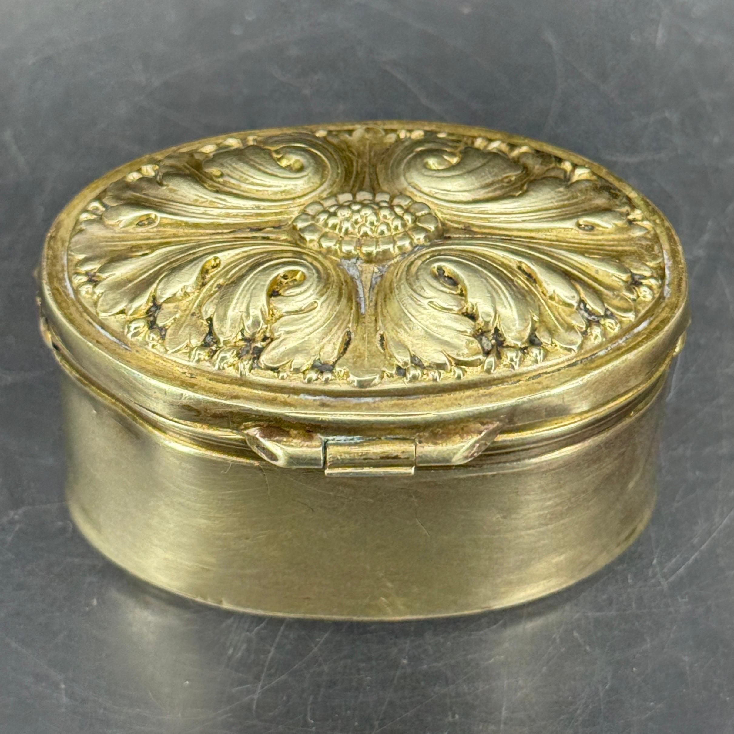 Laiton Boîte à bijoux ovale française décorée en Rococo, France 1780's en vente