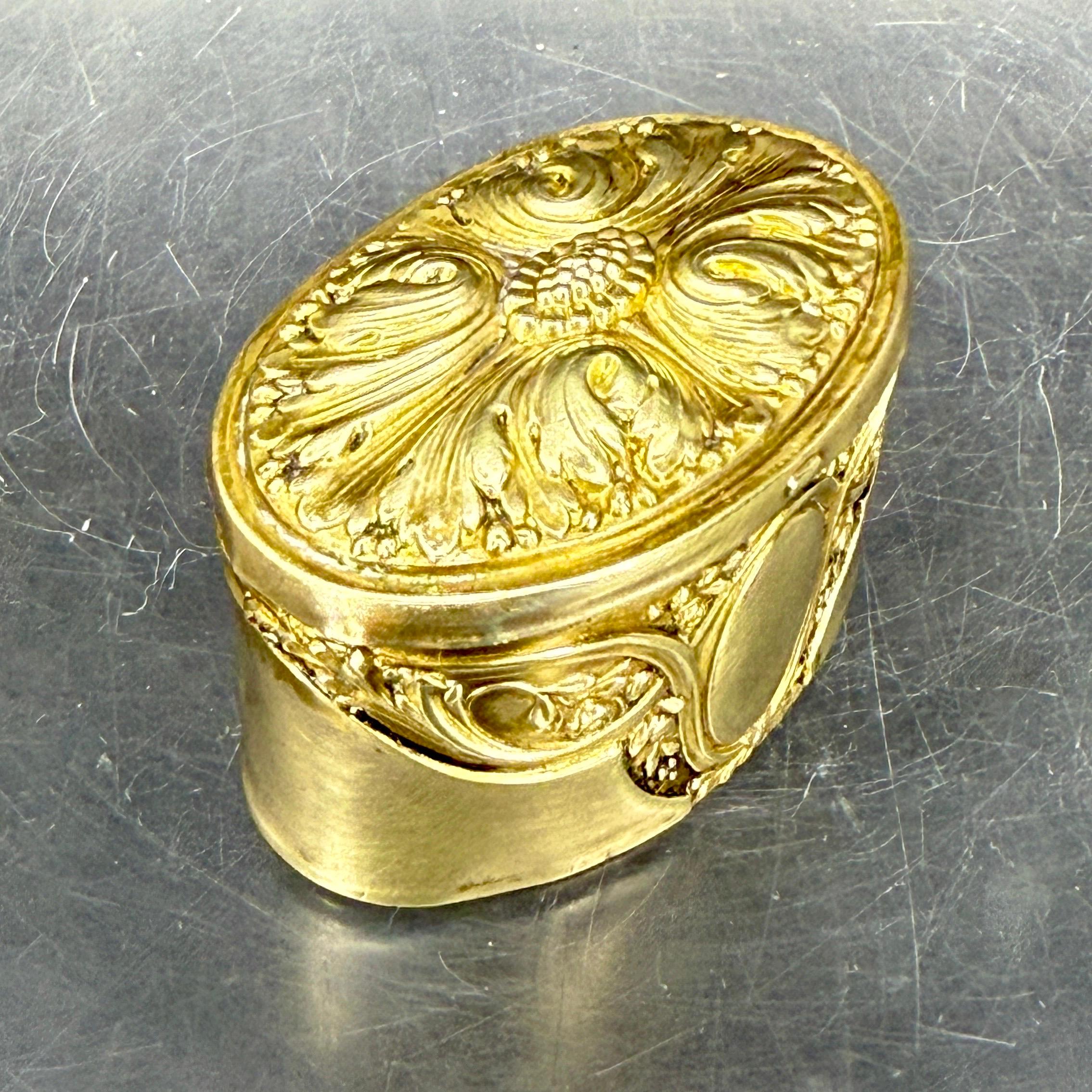 Boîte à bijoux ovale française décorée en Rococo, France 1780's en vente 1