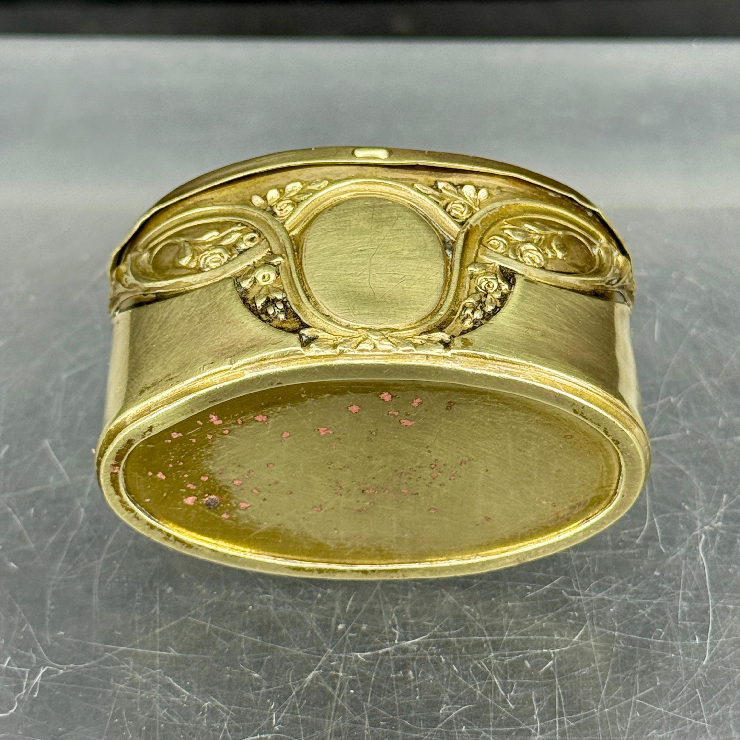 Boîte à bijoux ovale française décorée en Rococo, France 1780's en vente 2