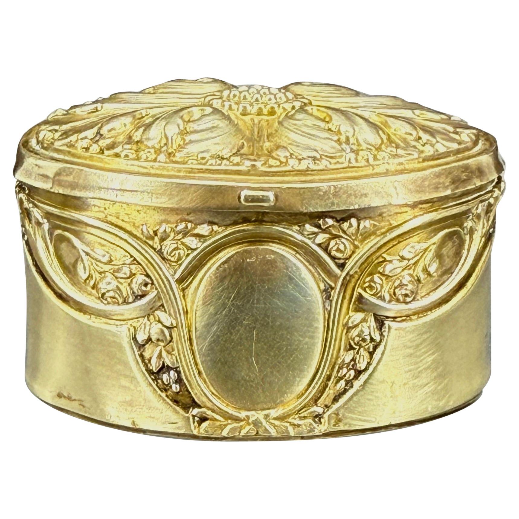 Boîte à bijoux ovale française décorée en Rococo, France 1780's en vente