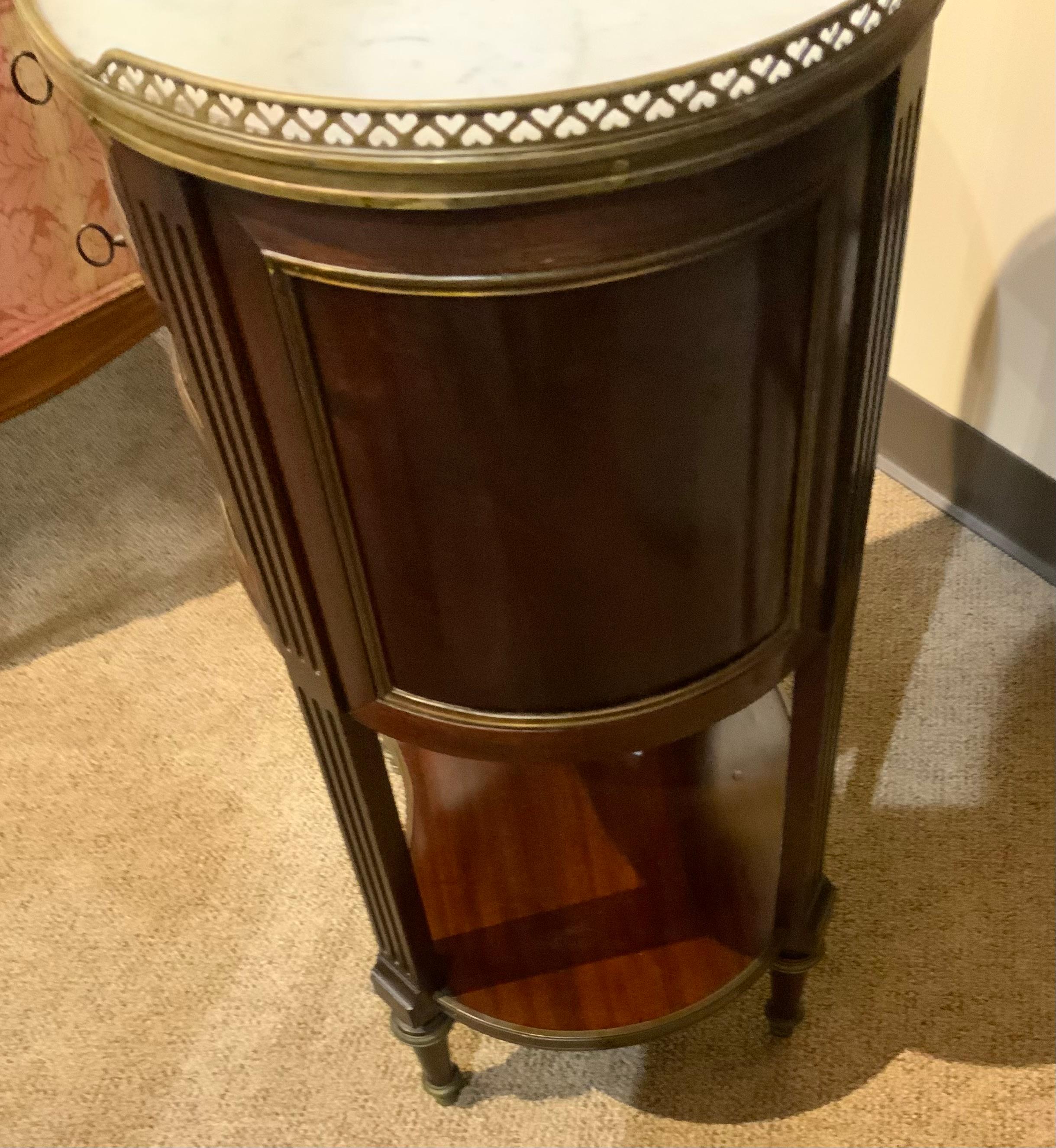 Oval shaping with a pristine white marble top makes this
Piece desirable. It is made of solid mahogany with fine
Detailing. It has original locks and keys. It has one drawer
And a door that opens and also locks. It has a tapered
Straight leg.