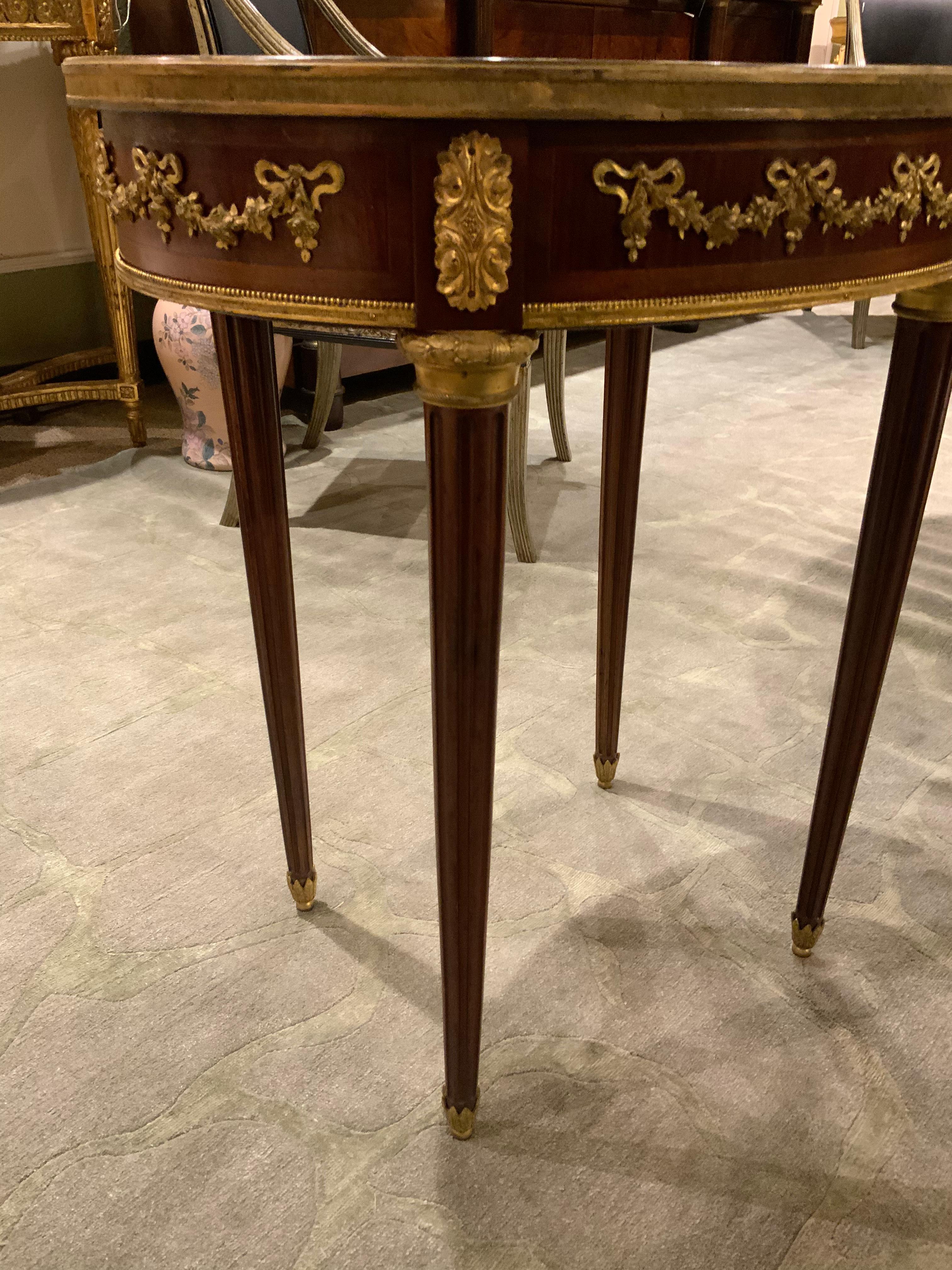 Französischer, ovaler Beistelltisch mit vergoldeten Bronzebeschlägen und Marmorplatte, Louis-XVI-Stil im Zustand „Gut“ im Angebot in Houston, TX