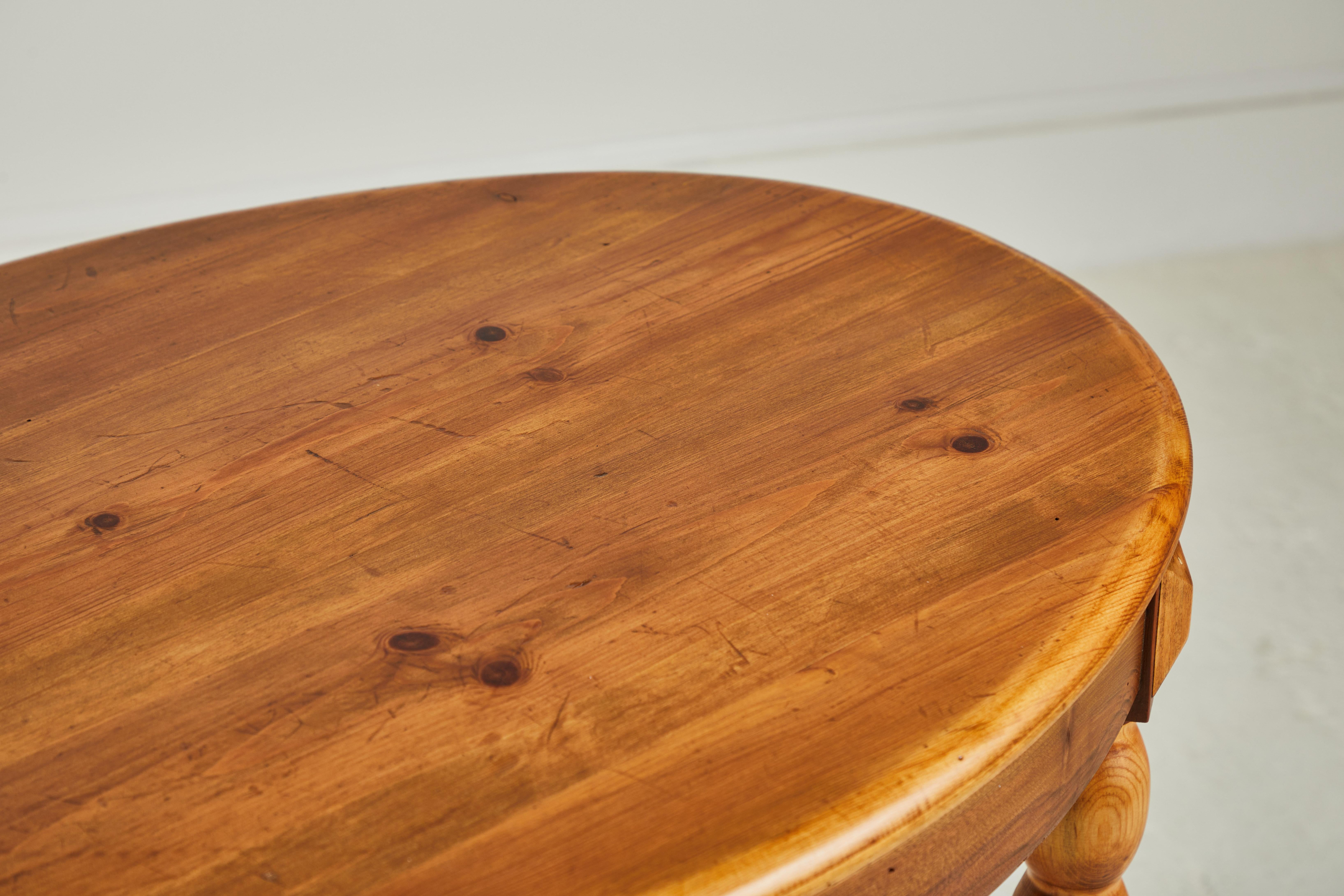 French Oval Side Table with Spindle Legs 1