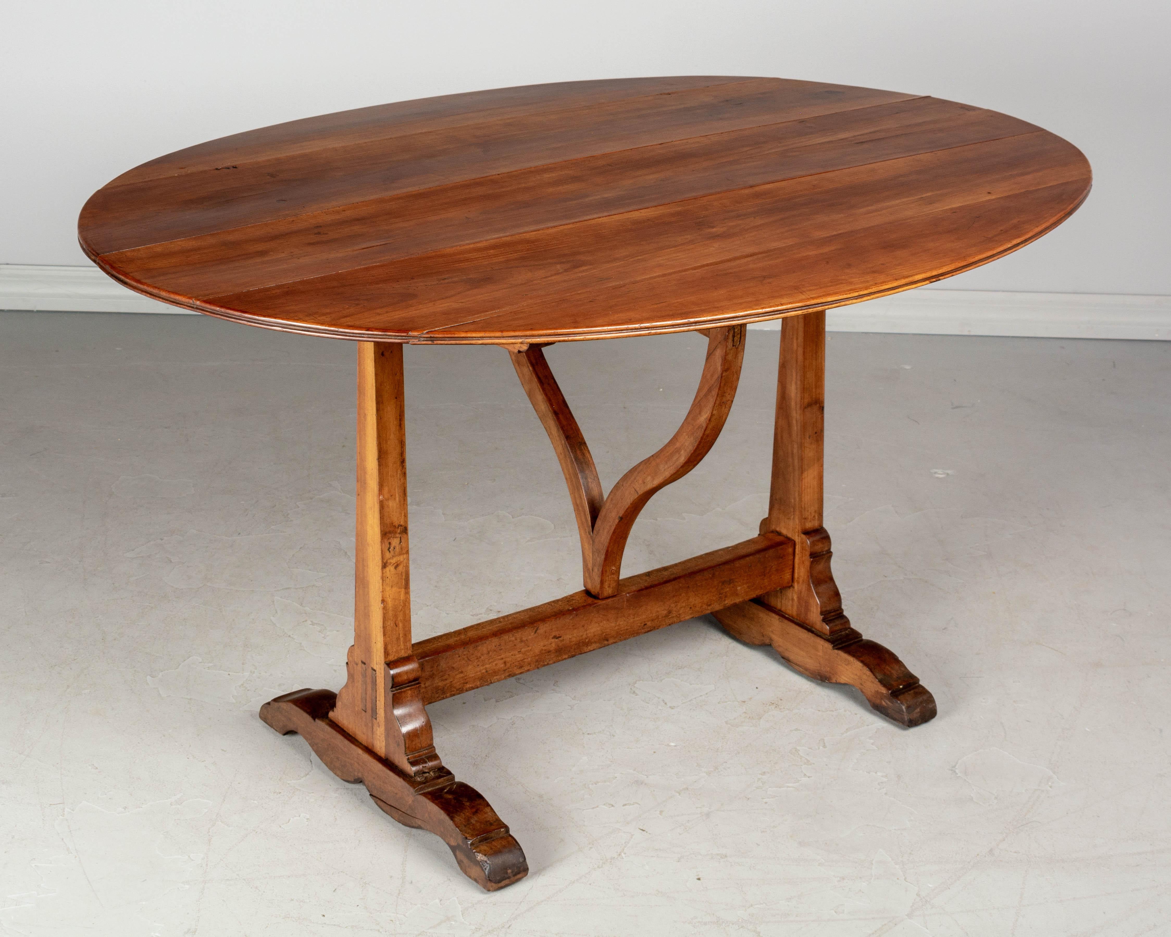 French Oval Wine Tasting or Tilt-Top Table In Good Condition In Winter Park, FL