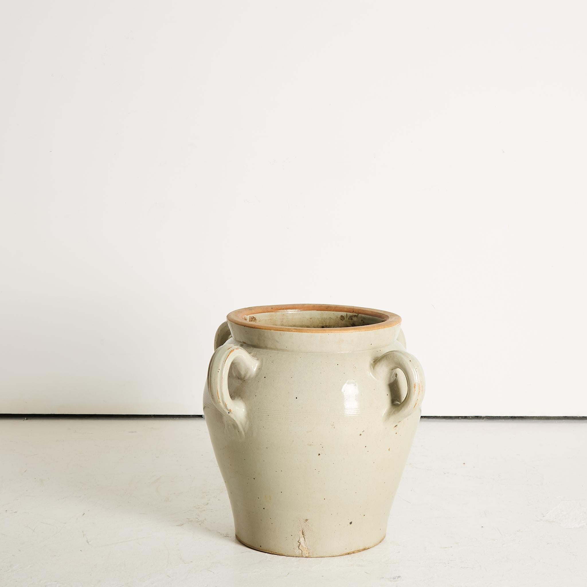 Antico vaso in terracotta di dimensioni generose.

Splendido esterno smaltato grigio/crema.

Quattro maniglie per ogni angolo del vaso.

In precedenza avrebbe conservato il vino prodotto dalla tenuta.

France 1880s

D. 75cm x H. 64cm