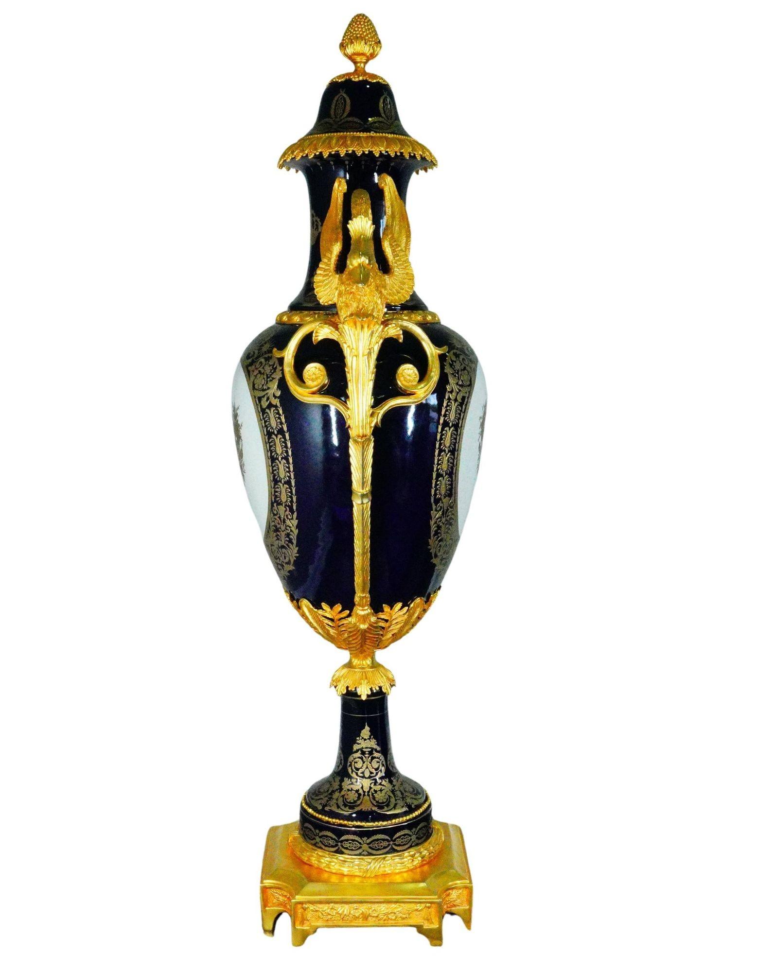 Français Vases français surdimensionnés en porcelaine bleu cobalt avec détails en bronze doré en vente