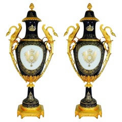 Französische Vasen aus kobaltblauem Porzellan in Übergröße mit vergoldeten Bronzedetails