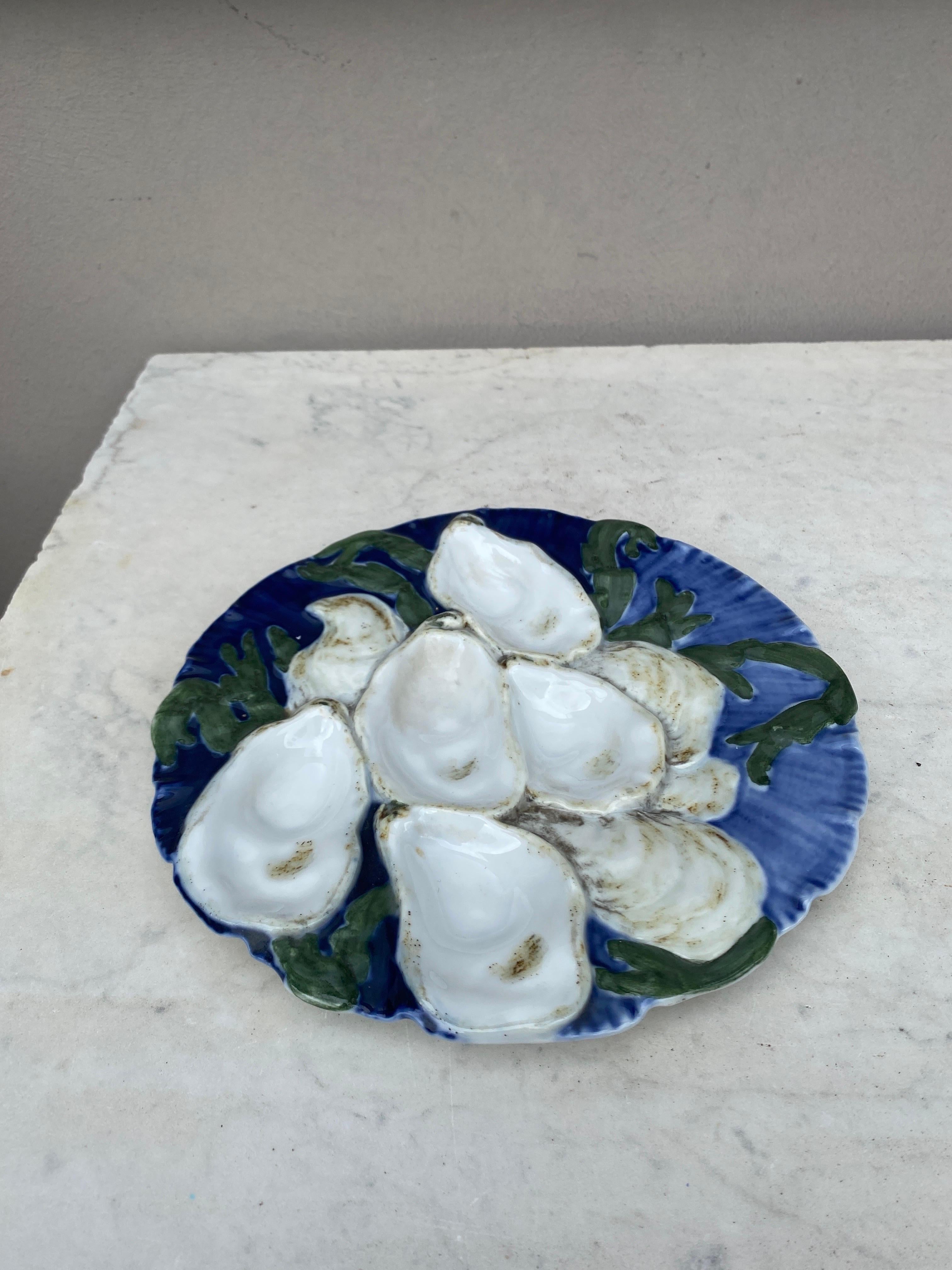 Ancienne assiette à huîtres en porcelaine française du XIXe siècle à motif de dindes, signée Limoges Haviland.