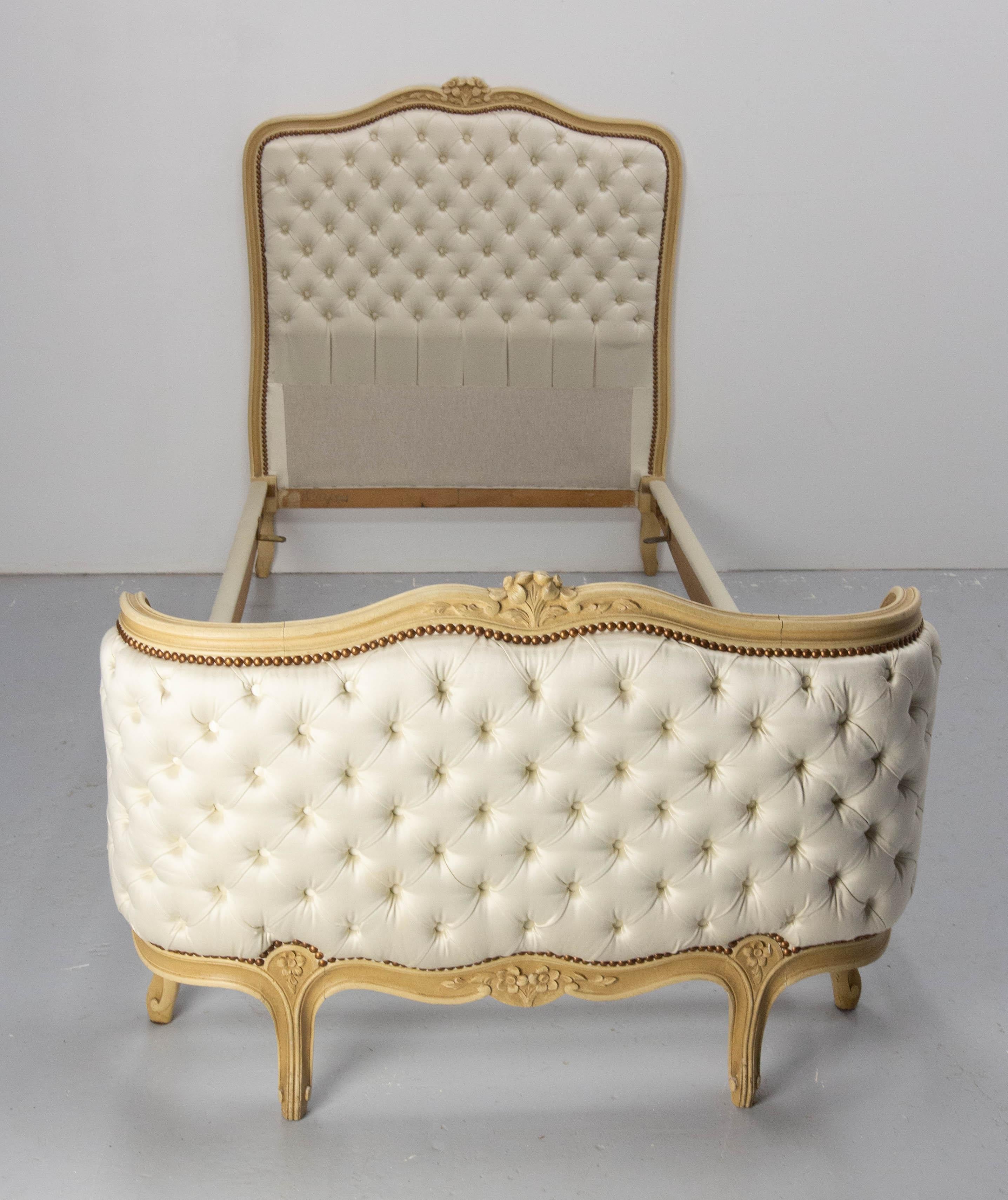 Antikes französisches Einzelbett, hergestellt um 1900
Louis XV-Stil und gepolstert, mit einem ecrufarbenen Stoff.
Dieses Bett wurde sehr wenig benutzt, so dass der Stoff ist sehr sauber, wie neu (es wurde vor ein paar Jahren neu gemacht), ein sehr