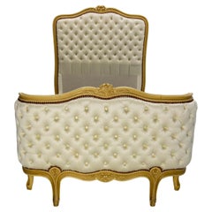 Lit à une place ou banquette rembourrée de style Louis XV, circa 1900