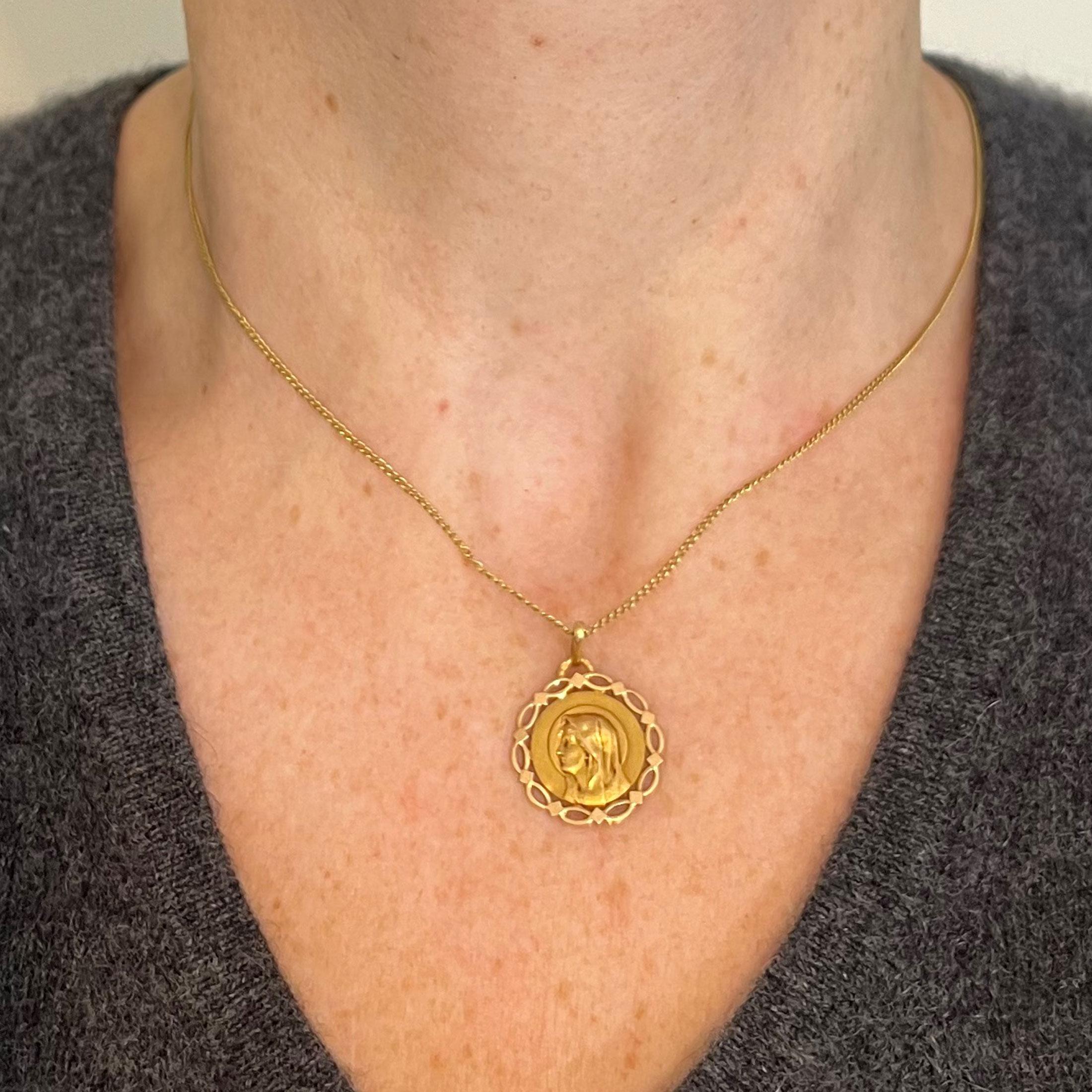 da uomo o donna Ciondolo con medaglia incorniciata in oro giallo 18 carati Pageri Perroud francese Vergine Maria in vendita