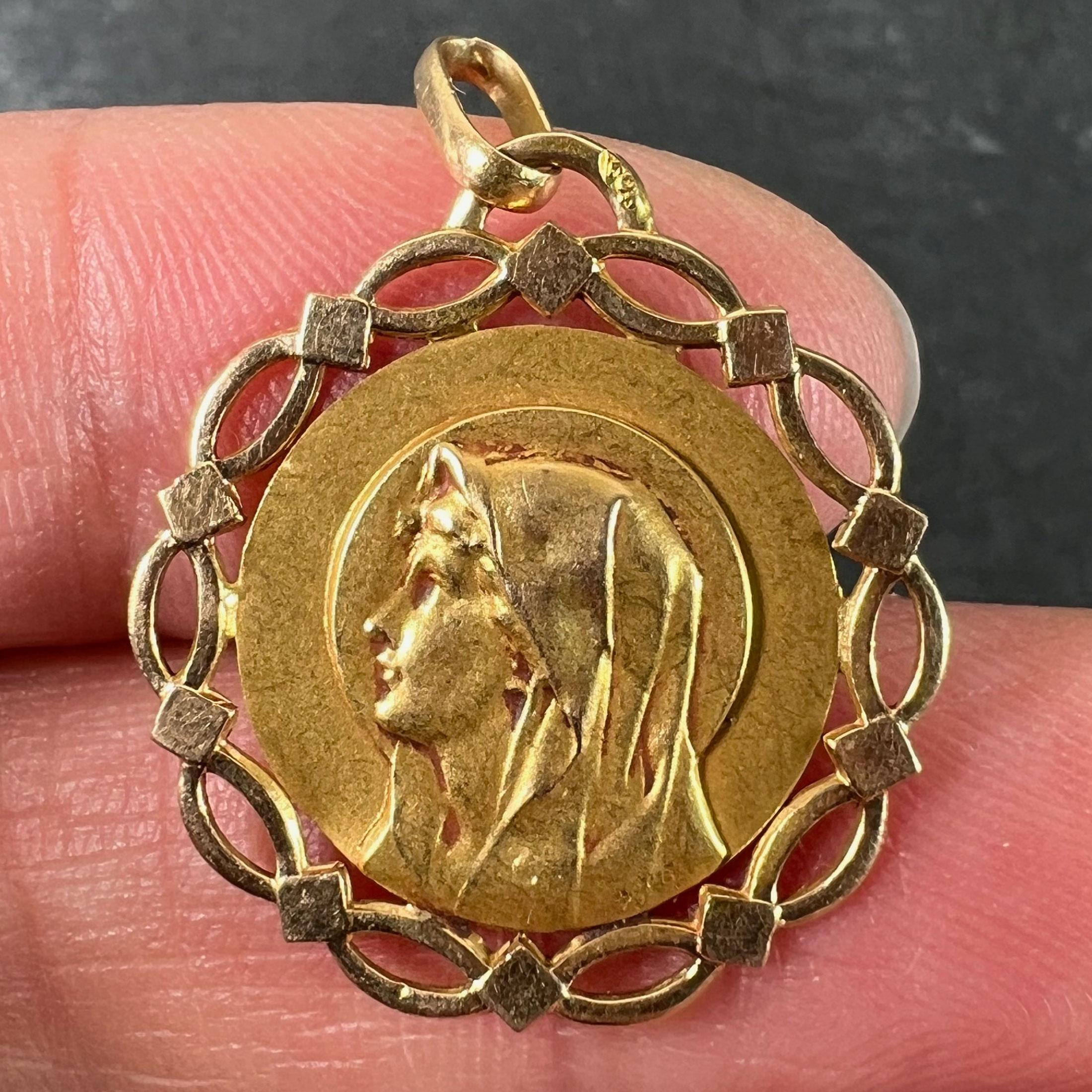 Ciondolo con medaglia incorniciata in oro giallo 18 carati Pageri Perroud francese Vergine Maria in vendita 1