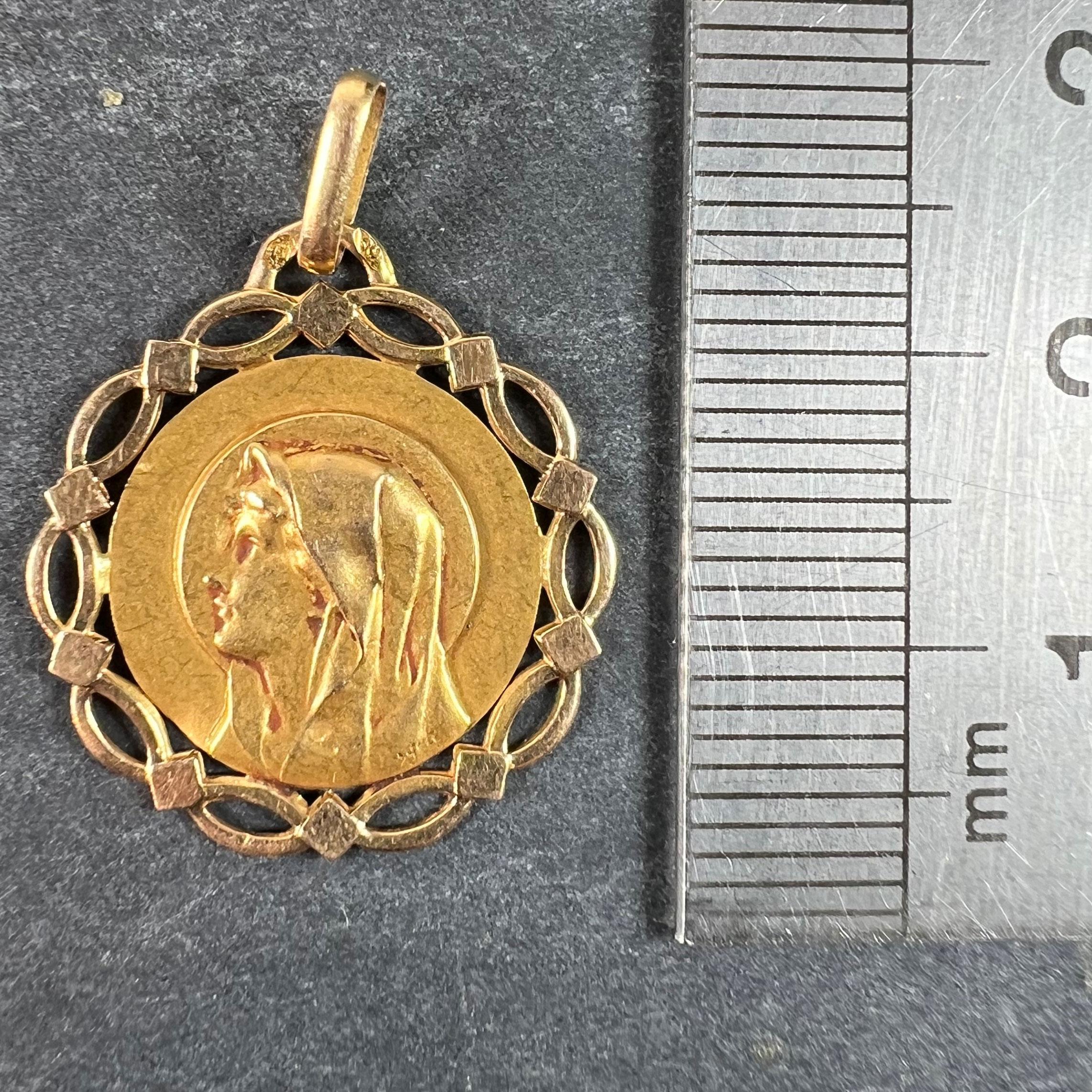Ciondolo con medaglia incorniciata in oro giallo 18 carati Pageri Perroud francese Vergine Maria in vendita 5