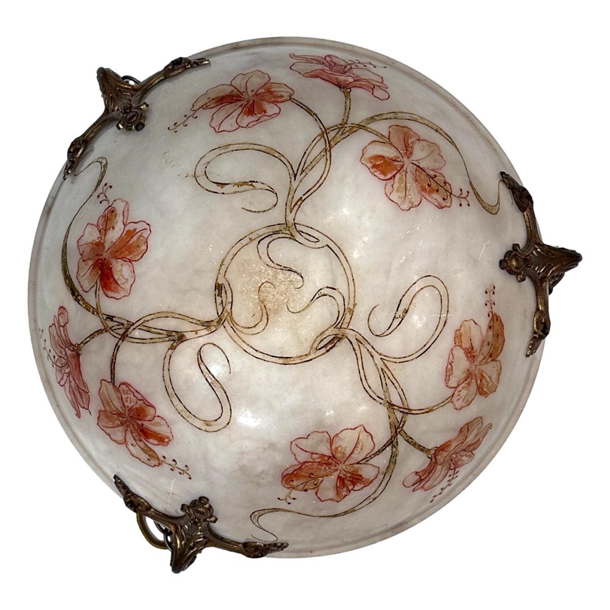 Luminaire français en albâtre datant des années 1920, avec décoration florale peinte d'origine et raccord en bronze.

Mesures :
Diamètre : 15.5