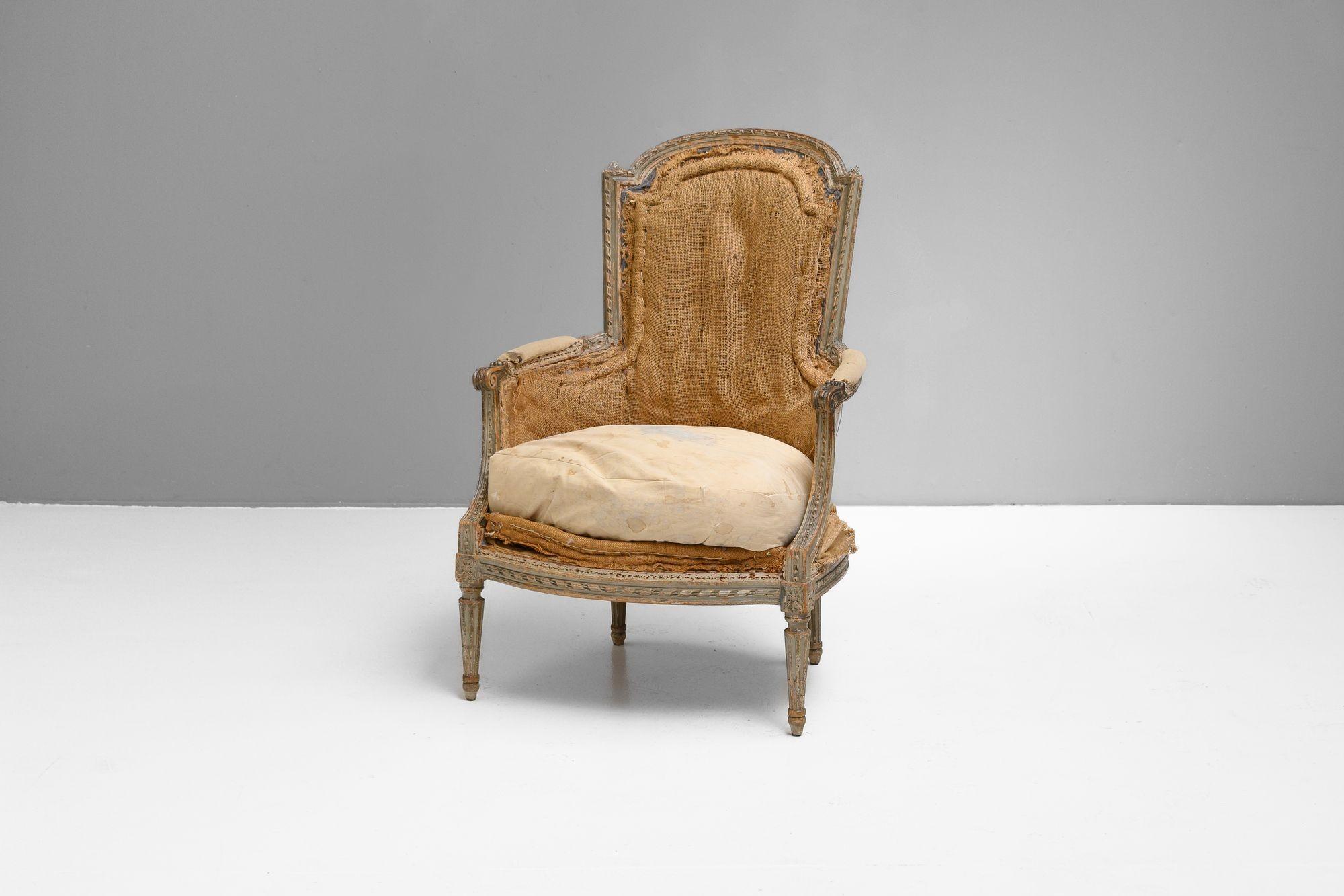 Poltrona francese con finitura originale verniciata.
Circa 1880.
H. 99 cm (SH 50 cm) x L 68 cm x P 74 cm

Contattaci per un preventivo di consegna accurato.