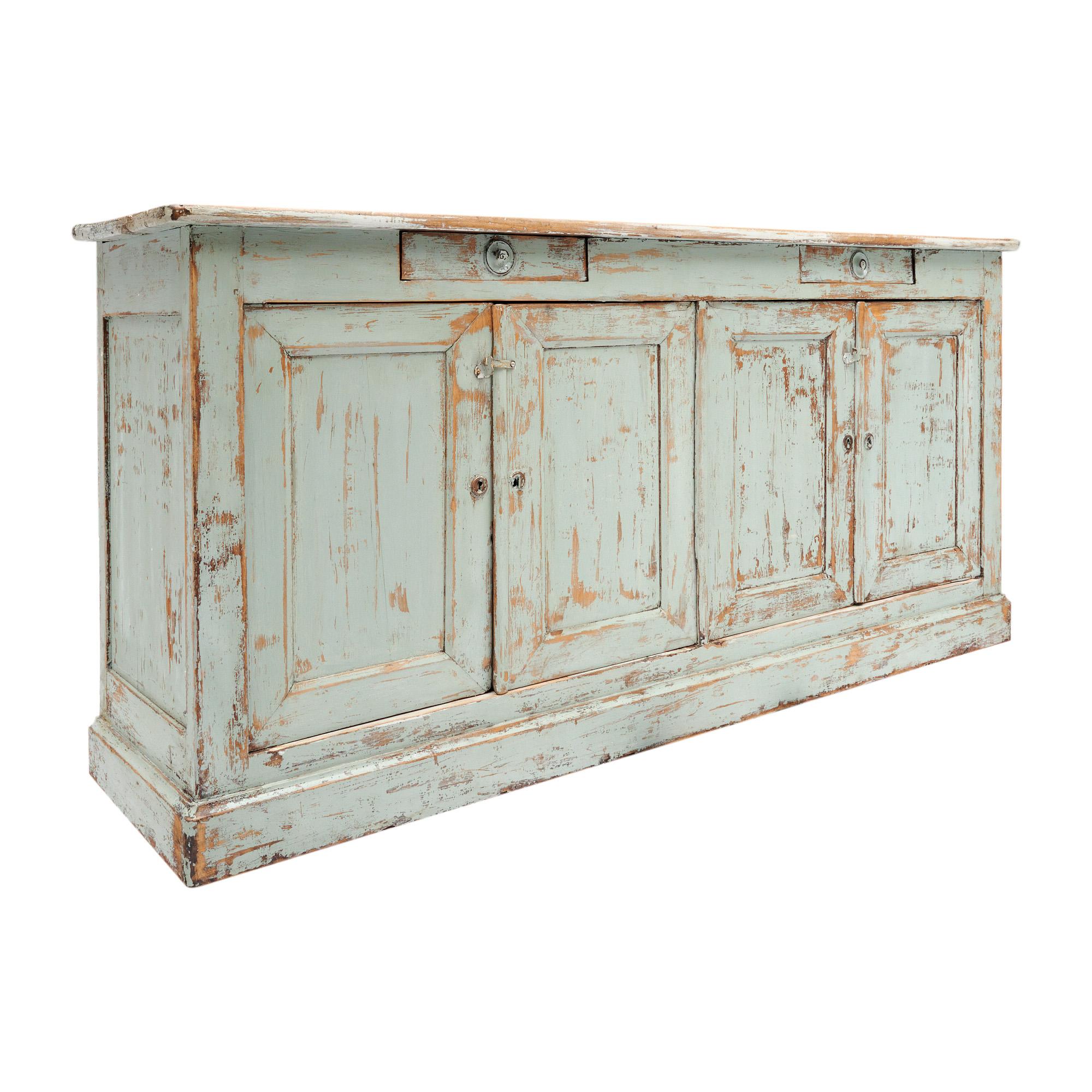 Buffet/enfilade francese realizzato in abete massiccio e lavorato nelle Alpi francesi. Con la vernice originale verde chiaro/turchese. Questo pezzo è in ottime condizioni d'epoca e presenta solo una lieve usura superficiale dovuta all'età e all'uso.