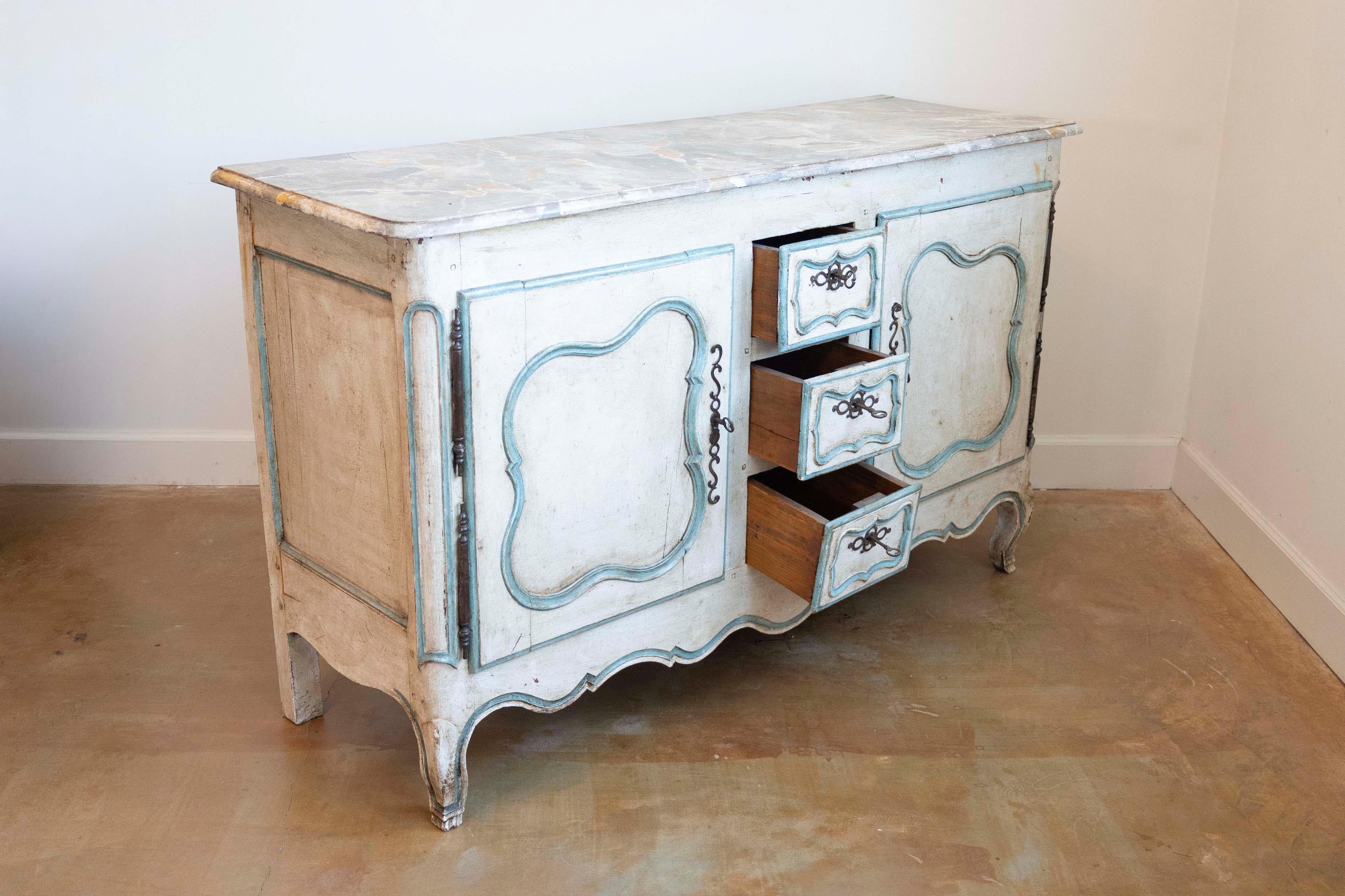French Painted Buffet of the Louis XV Period with Two Doors and Three Drawers en Bueno estado para la venta en Atlanta, GA
