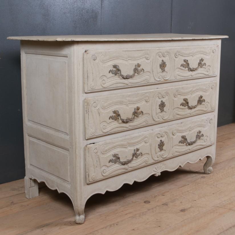 Early 19th century French painted 3dr commode, 1820.

Dimensions:
53 inches (135 cms) wide
21.5 inches (55 cms) deep
37.5 inches (95 cms) high.

 