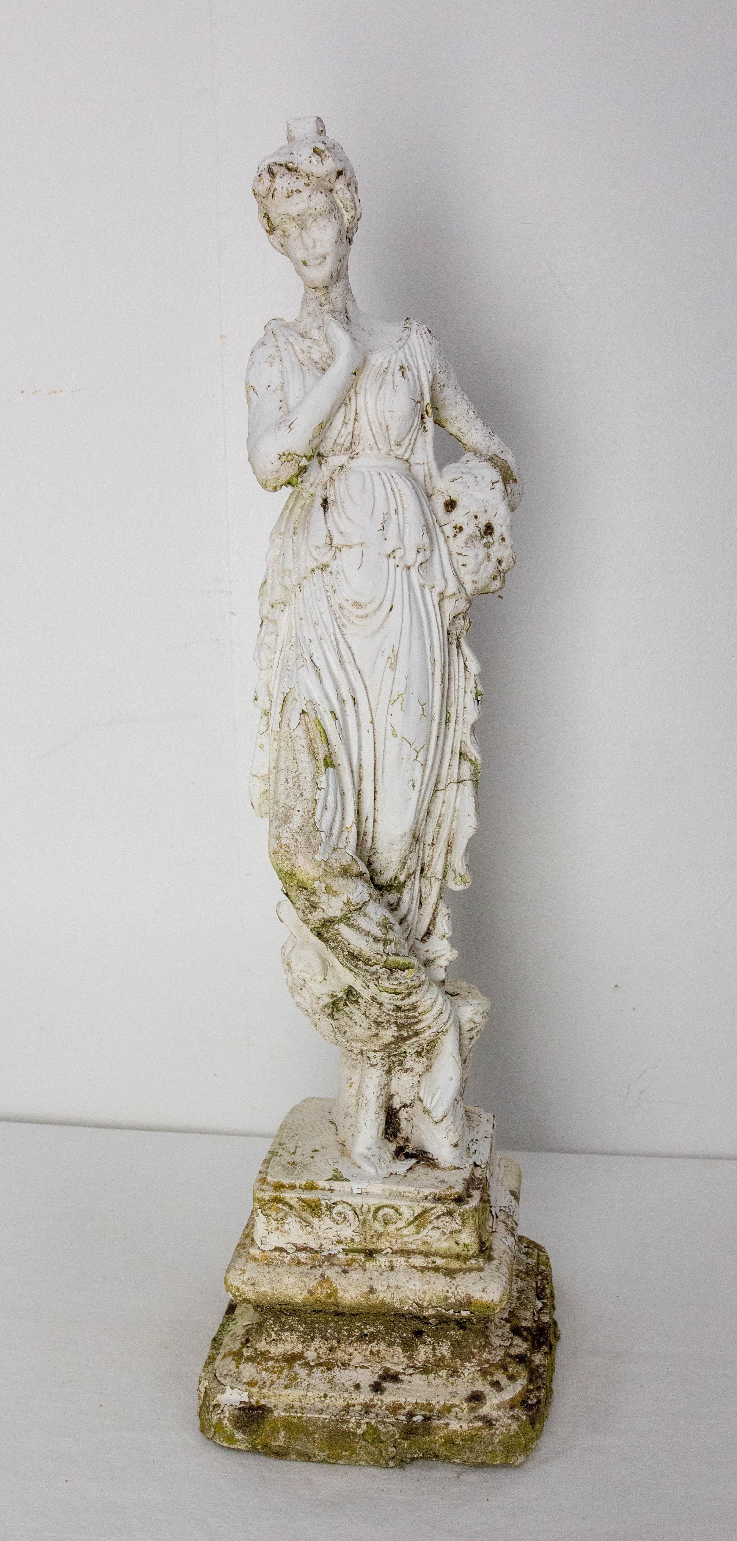 Französisch Beton kleine Statue weiß lackiert. Diese Frauenstatuette ist durch die Jahre in einem Garten patiniert worden. Die Haltung und die Kleidung der dargestellten Frau sind typisch für die römische Epoche. Dieser Stil wurde in der klassischen