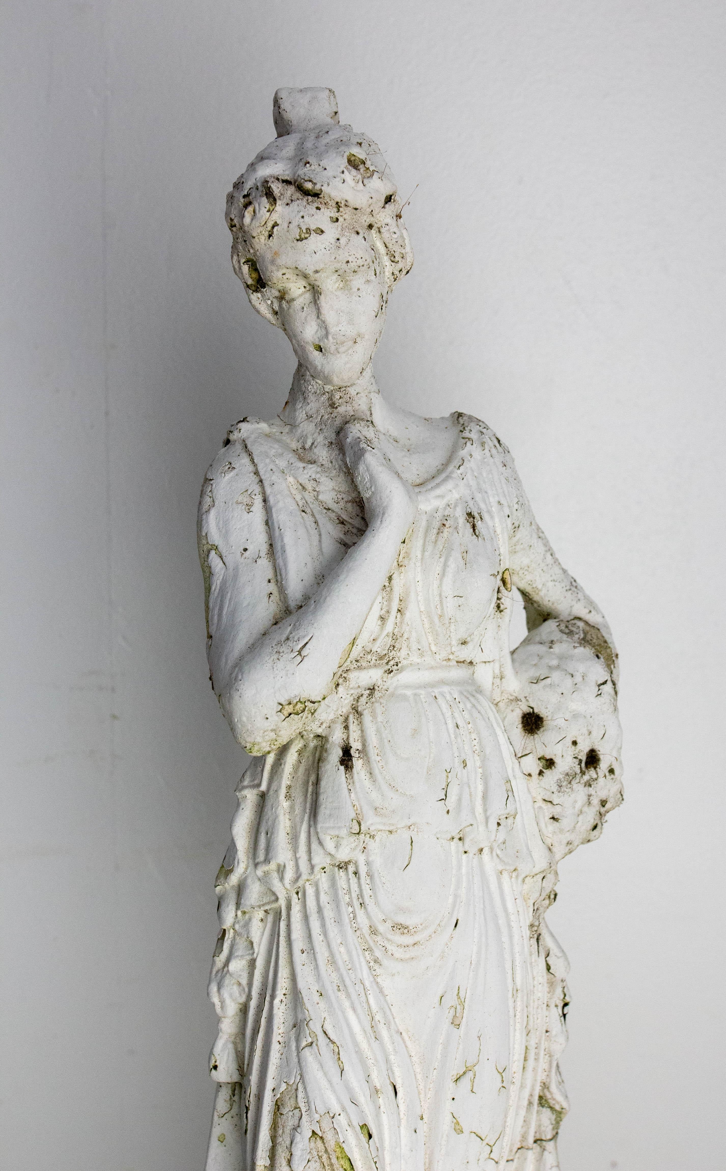Französisch bemalt Beton Frau Statuette Classic Stil um 1960 (20. Jahrhundert) im Angebot