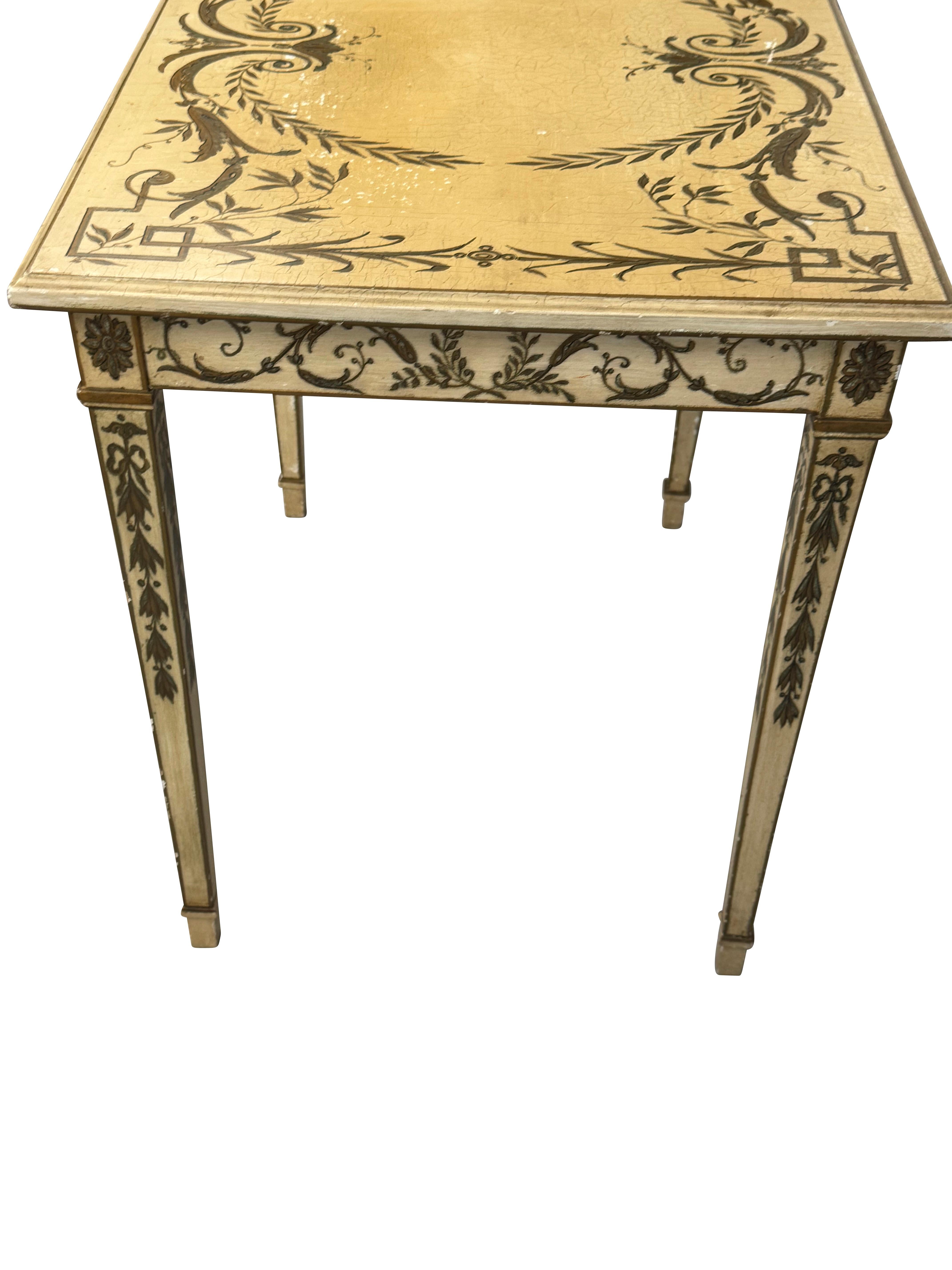 Tavolino decorato dipinto francese con disegni neoclassici in vendita 3