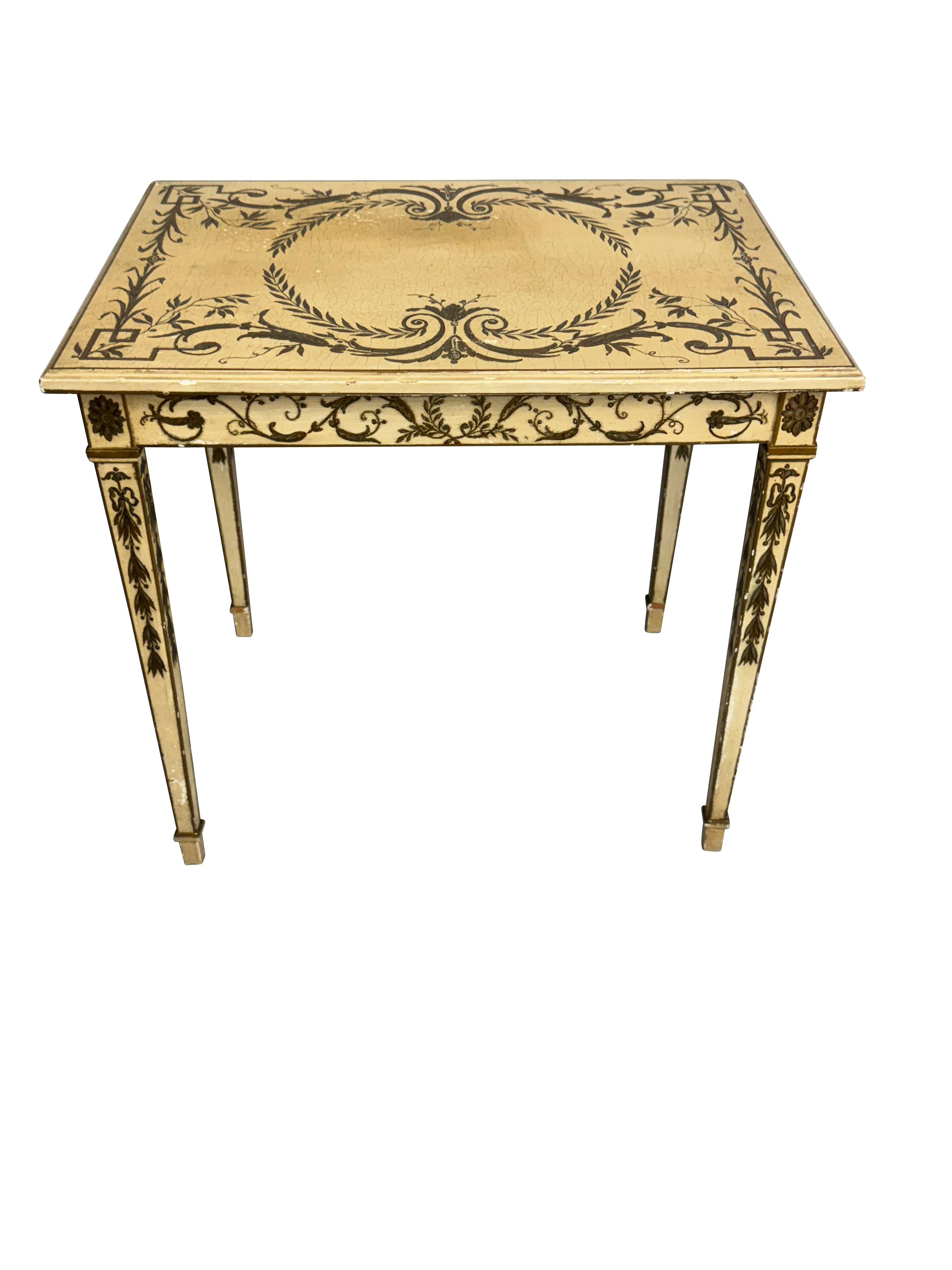 Tavolino francese dipinto con sfondo avorio e decorazioni classiche nere e dorate. Bellissimi i dettagli della parte superiore e delle gambe.  Perfetto come tavolino per la camera da letto o per qualsiasi altro luogo in cui hai bisogno di un