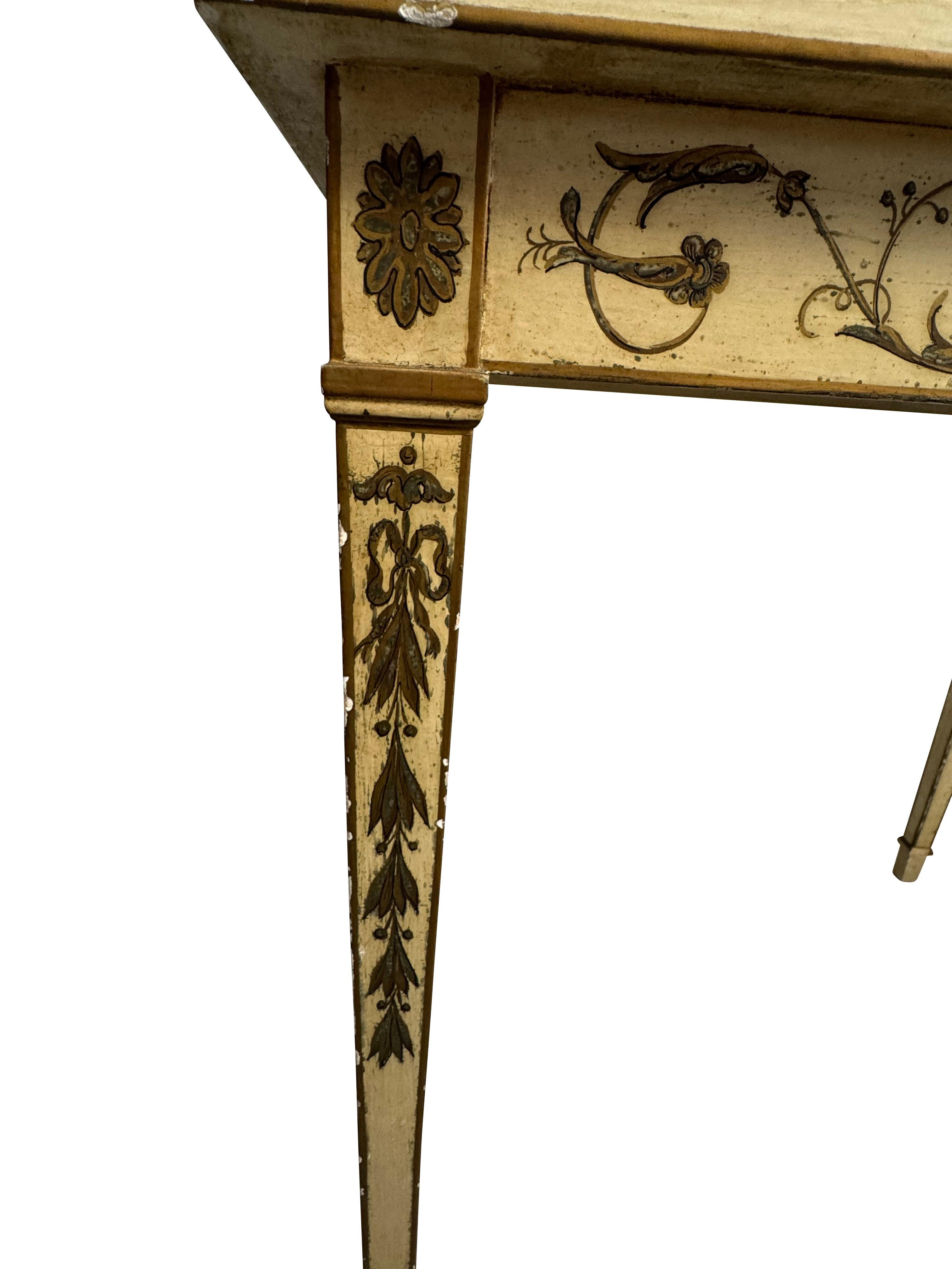 Legno Tavolino decorato dipinto francese con disegni neoclassici in vendita