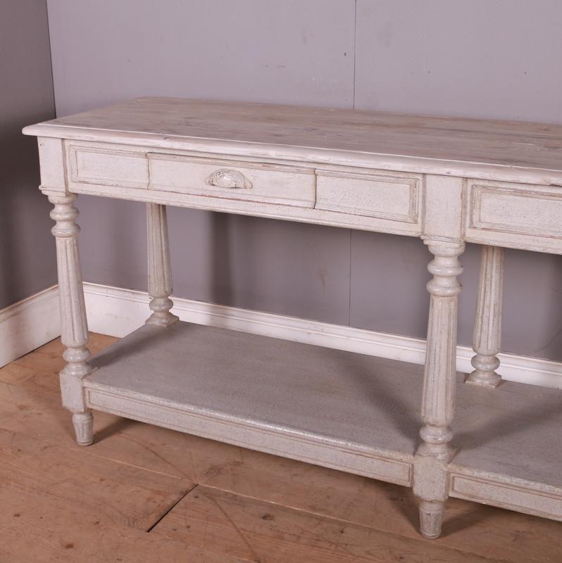 Gut bemalter Tisch aus Eichen- und Kiefernholz mit französischen Draperien. 1890.

Aktenzeichen: 7175

Abmessungen
77 Zoll (196 cm) breit
20 Zoll (51 cm) tief
84 cm (33 Zoll) hoch.