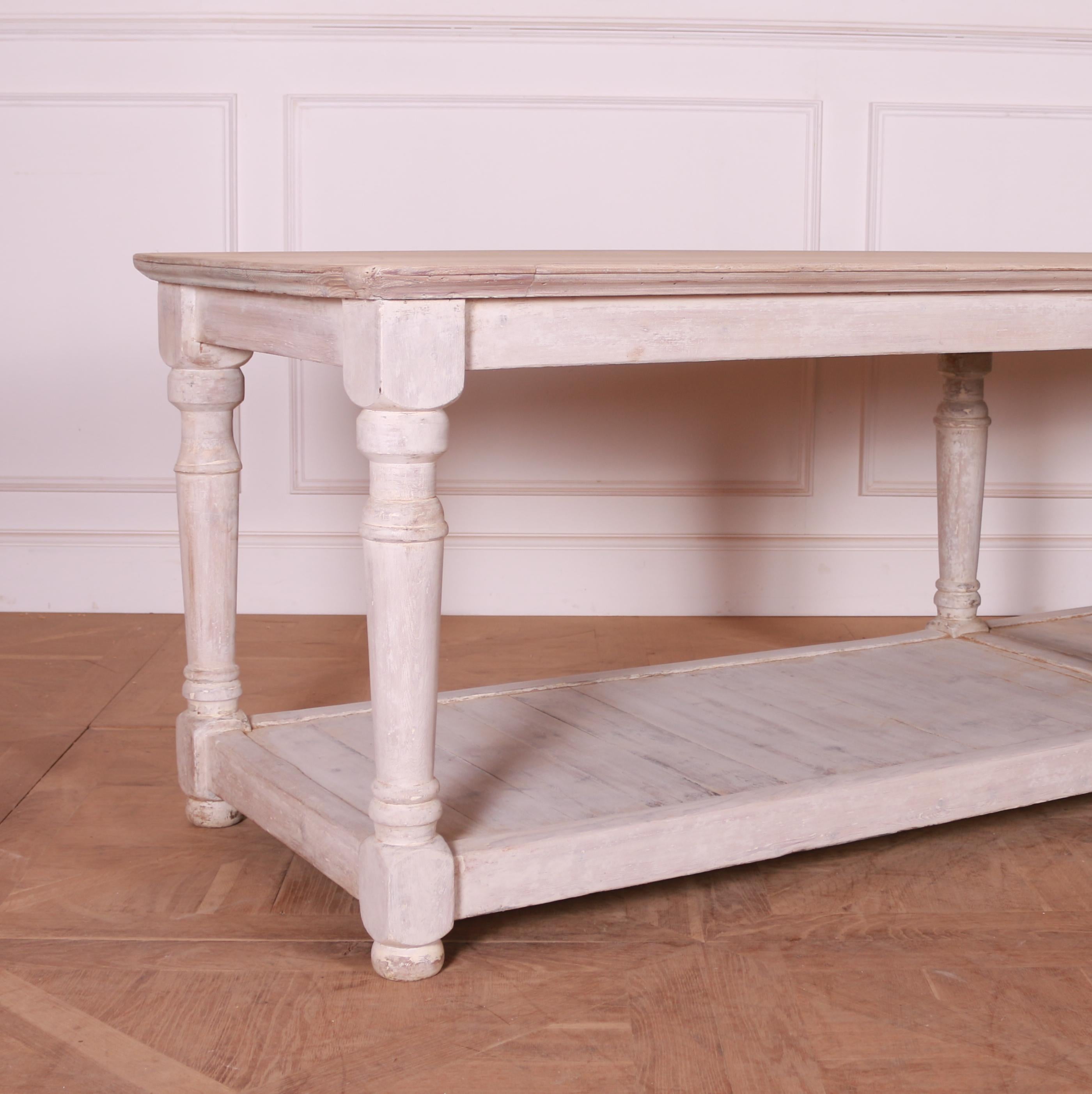 Grande table de drapier du 19ème siècle en pin peint et frotté. 1880.

Référence : 7704

Dimensions
108.5 pouces (276 cms) de large
29.5 pouces (75 cms) de profondeur
30 pouces (76 cms) de hauteur

