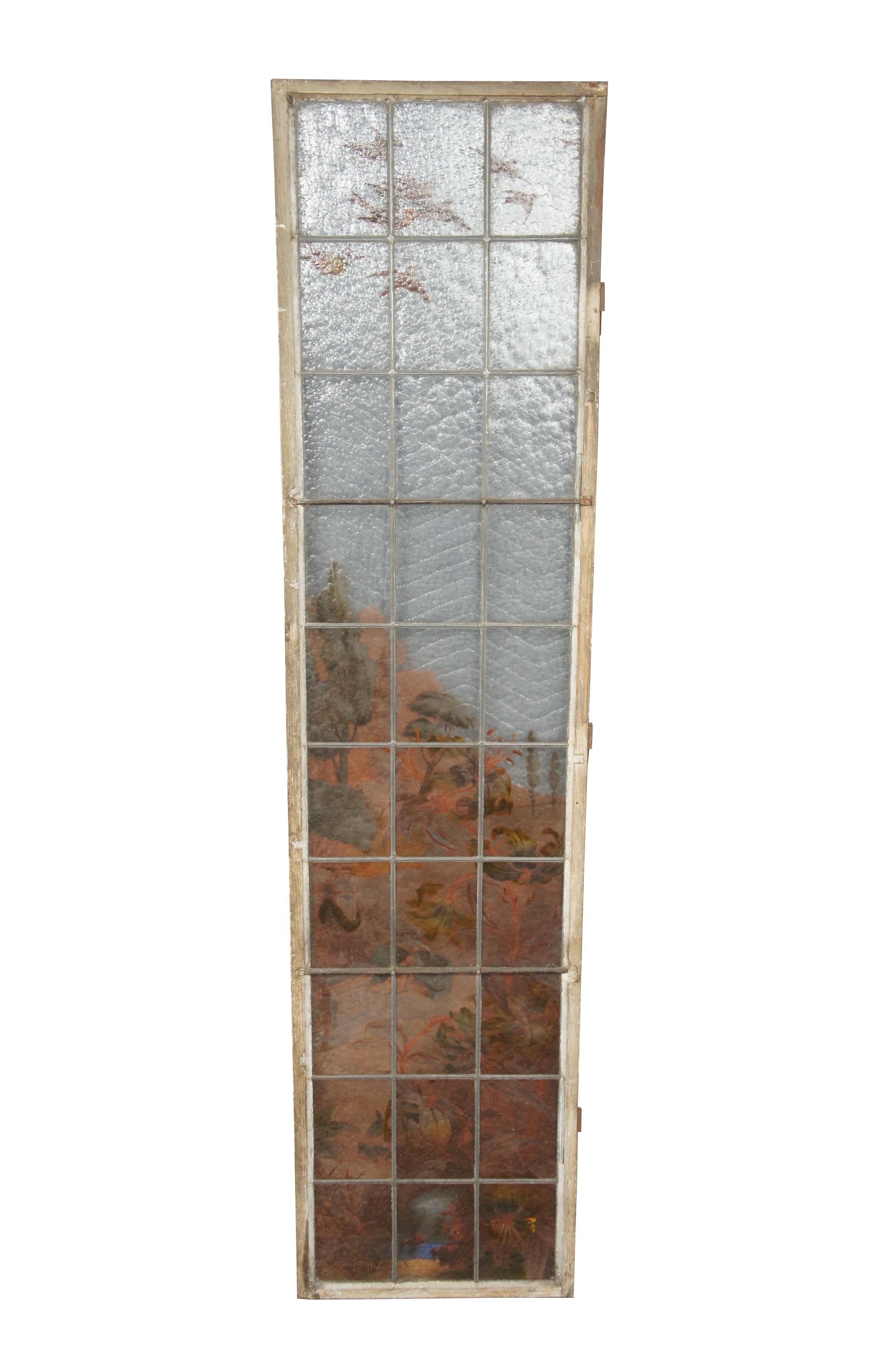Vintage große Französisch gemalt und gebrannt Glasmalerei Fenster.  Zeigt eine viktorianische Gartenszene mit einer im Garten sitzenden Frau inmitten schöner blühender Gärten.

Abmessungen:
16,75
