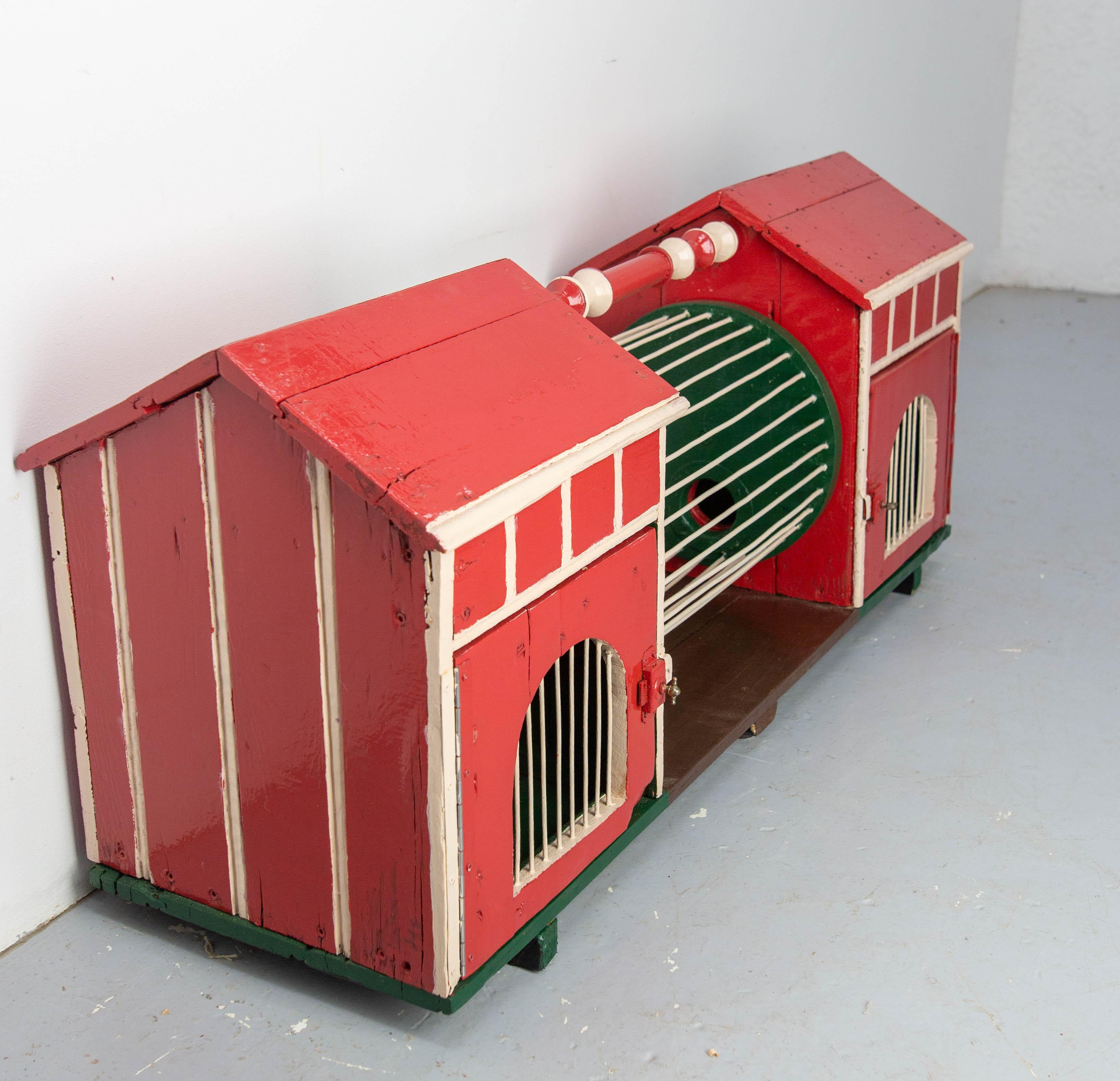 French Painted Garden House for Gerbils or Small pets circa 1970 In Good Condition For Sale In Labrit, Landes