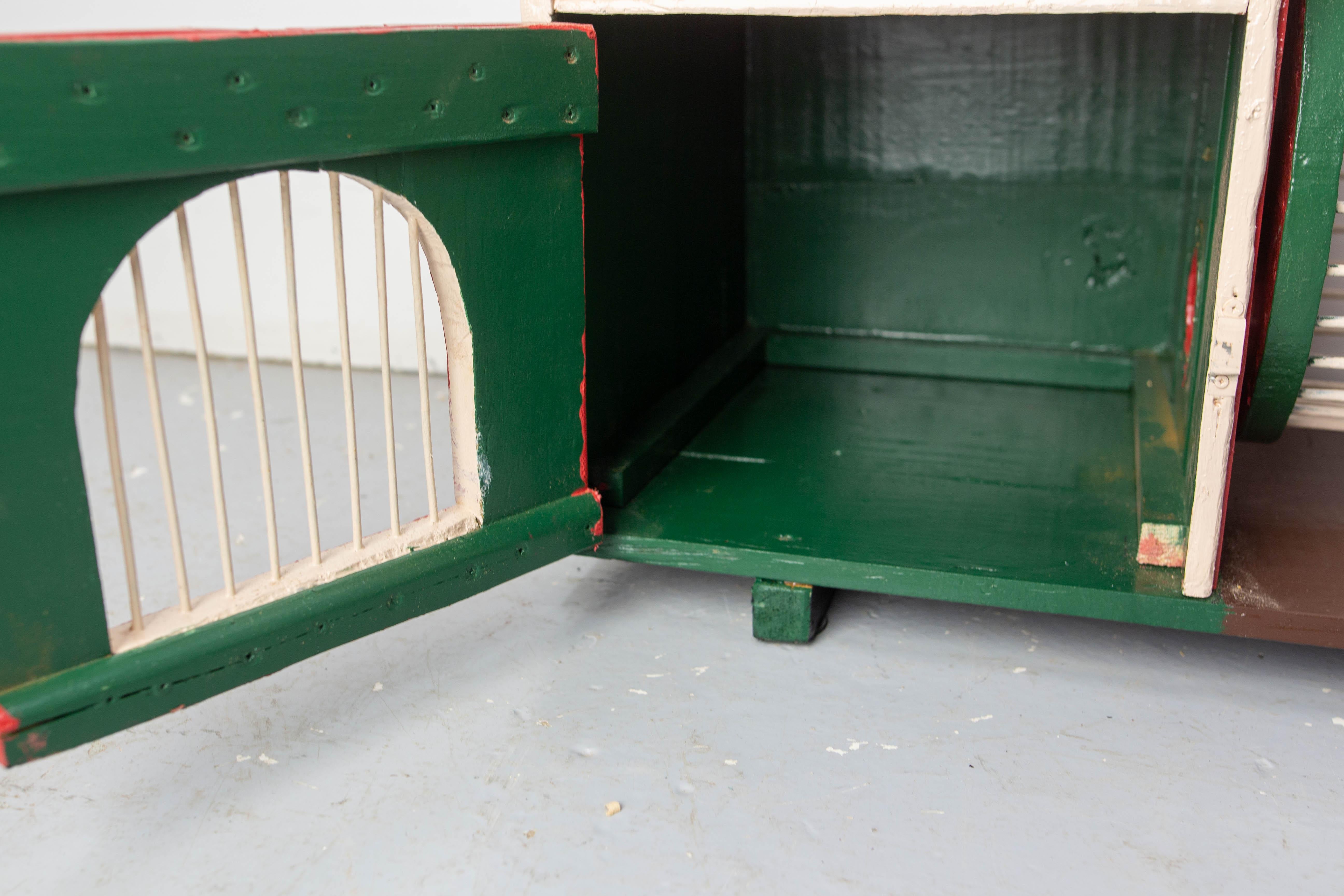 French Painted Garden House for Gerbils or Small pets circa 1970 For Sale 3