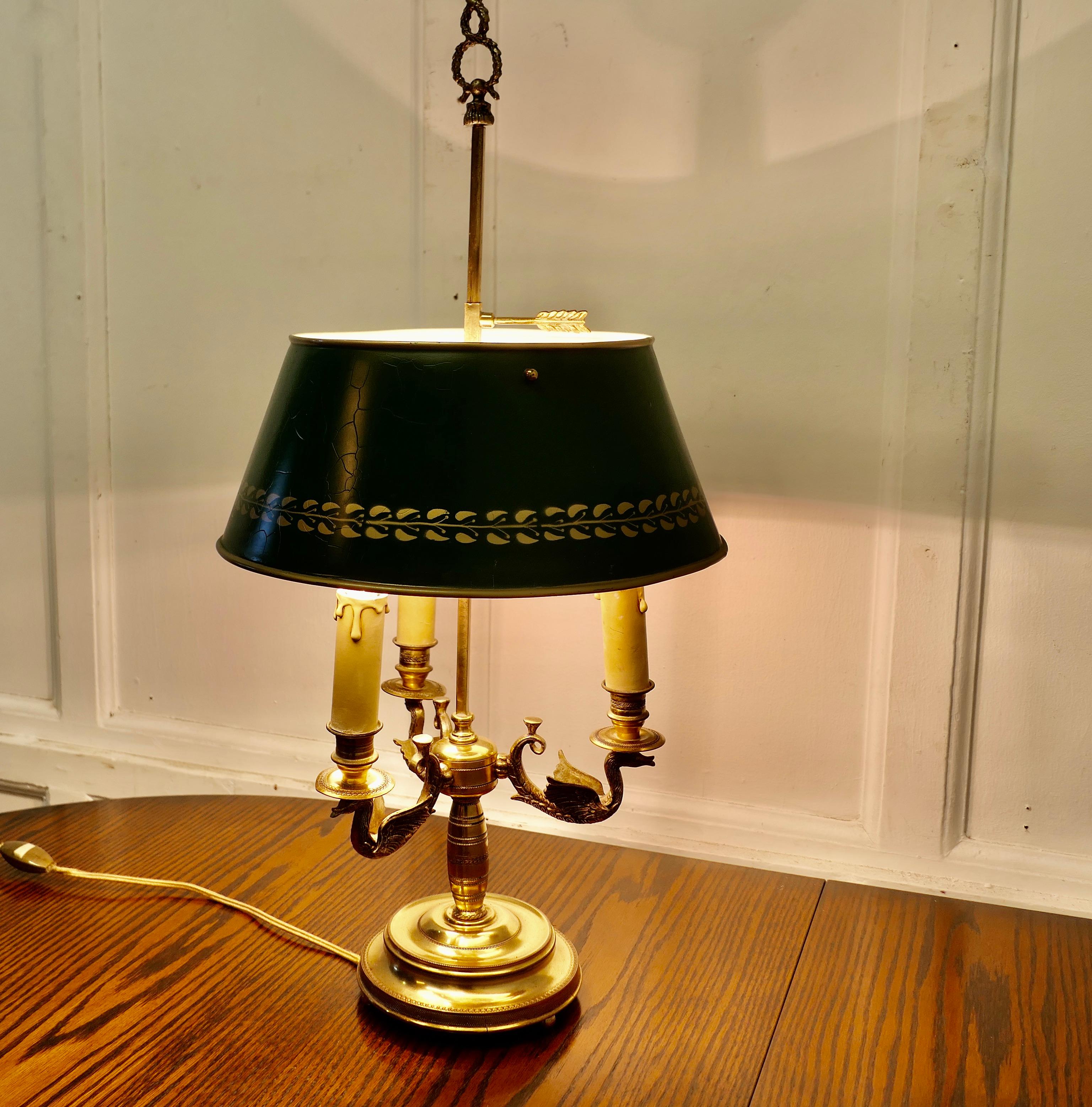 Lampada da tavolo tripla in ottone e toleware verde dipinto francese

Un pezzo delizioso, una lampada a tripla applique in ottone con il suo paralume originale in toleware regolabile 
A  Design molto tradizionale con tre candele e l'impugnatura a