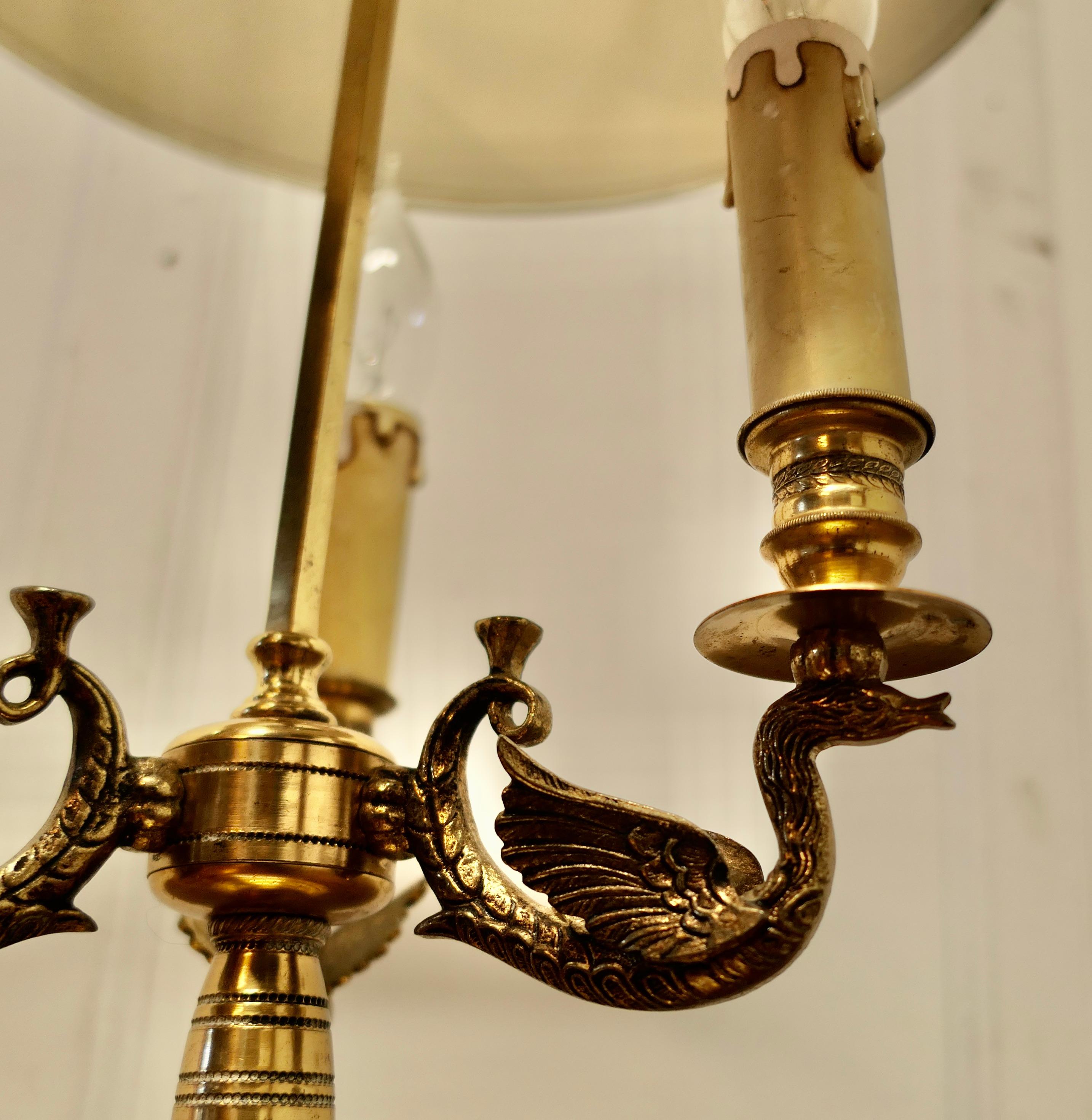 Lampada da tavolo tripla in ottone e toleware verde dipinto francese In condizioni buone in vendita a Godshill, Isle of Wight