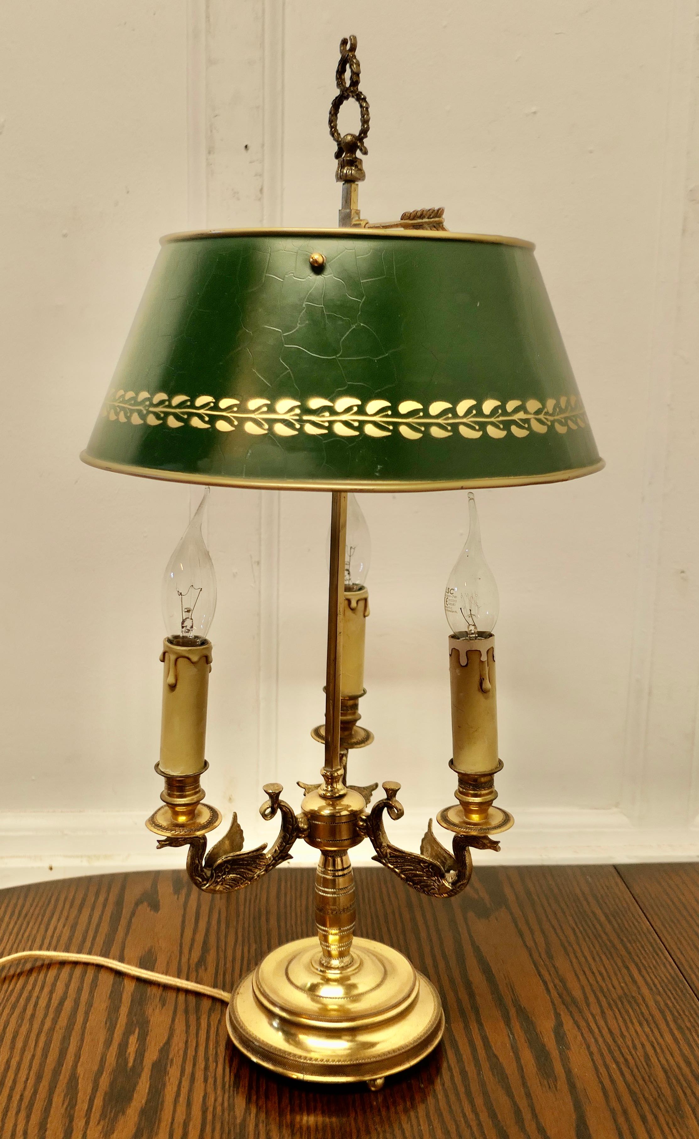 Inizio XX secolo Lampada da tavolo tripla in ottone e toleware verde dipinto francese in vendita