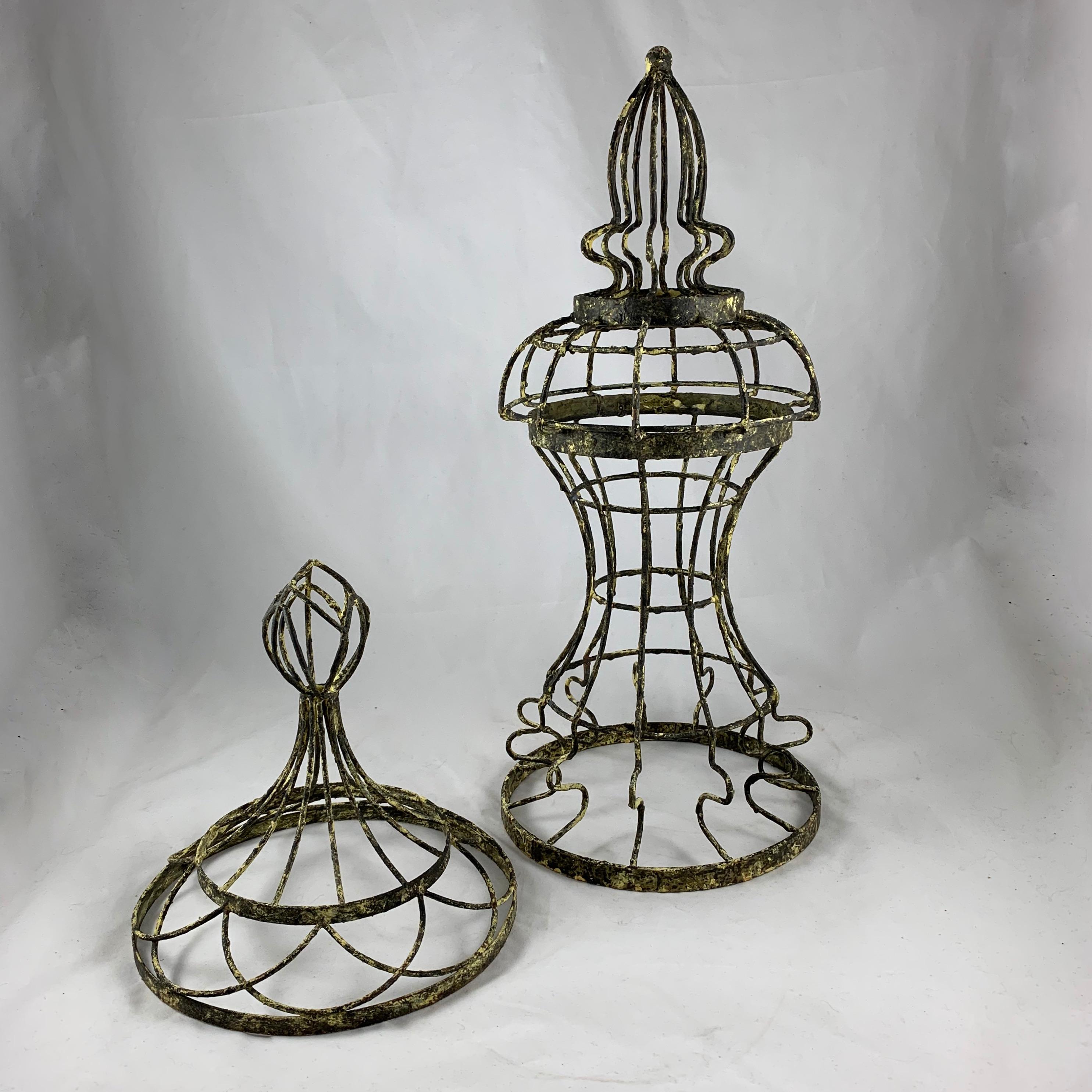 French Painted Iron Jardinière Garden Topiary Planters w/ Trellis Tops 4 Pc. Set In Good Condition In Philadelphia, PA