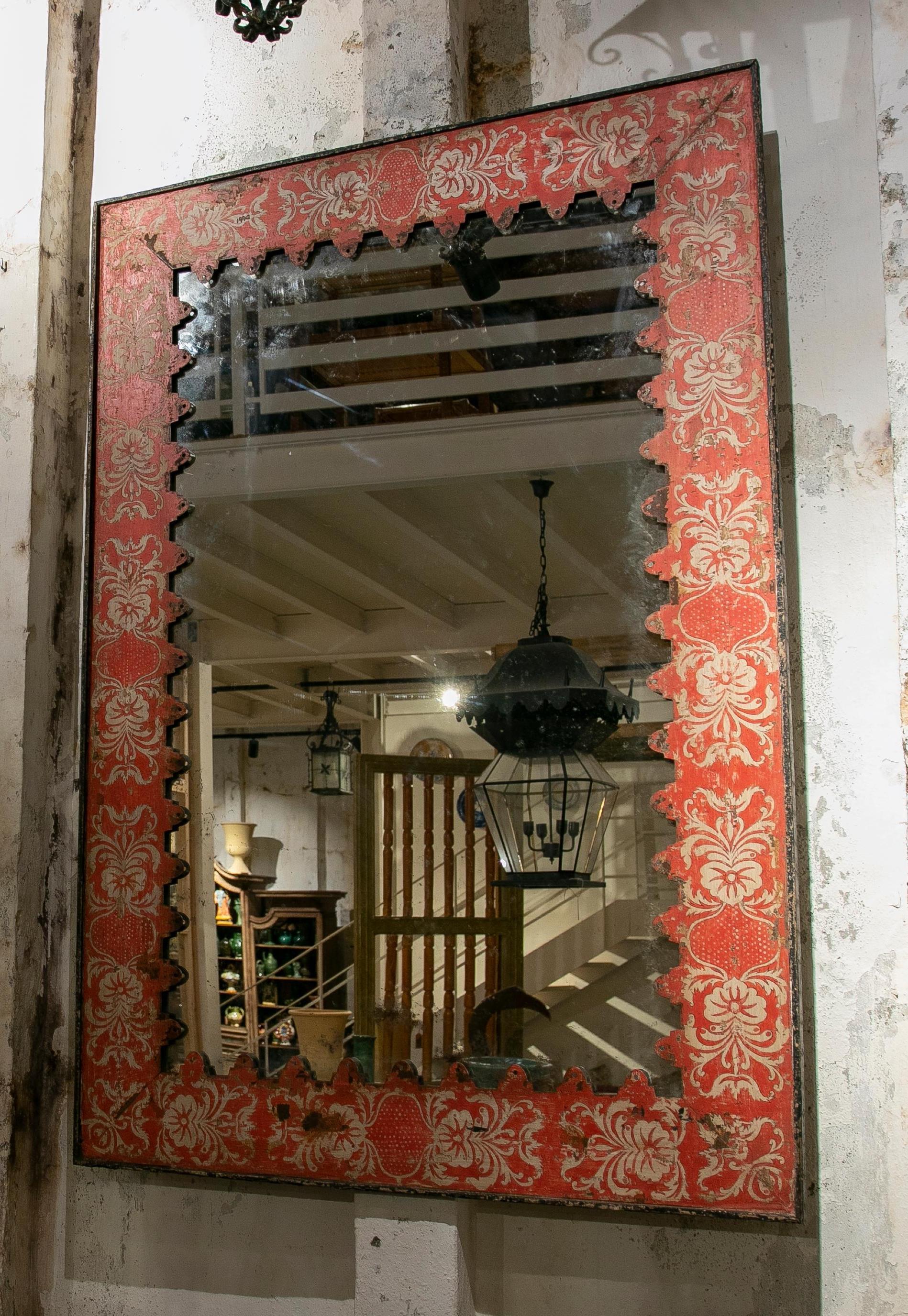 Specchio da parete in ferro verniciato francese degli anni '70 di colore rosso.