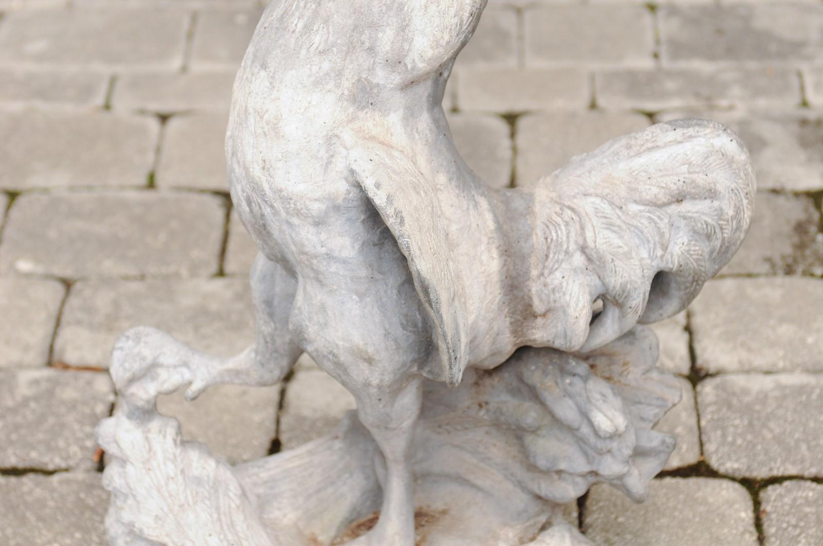 Gemalte lebensgroße Crowing Rooster-Skulptur aus Blei auf Sockel, um 1920, Frankreich (20. Jahrhundert) im Angebot