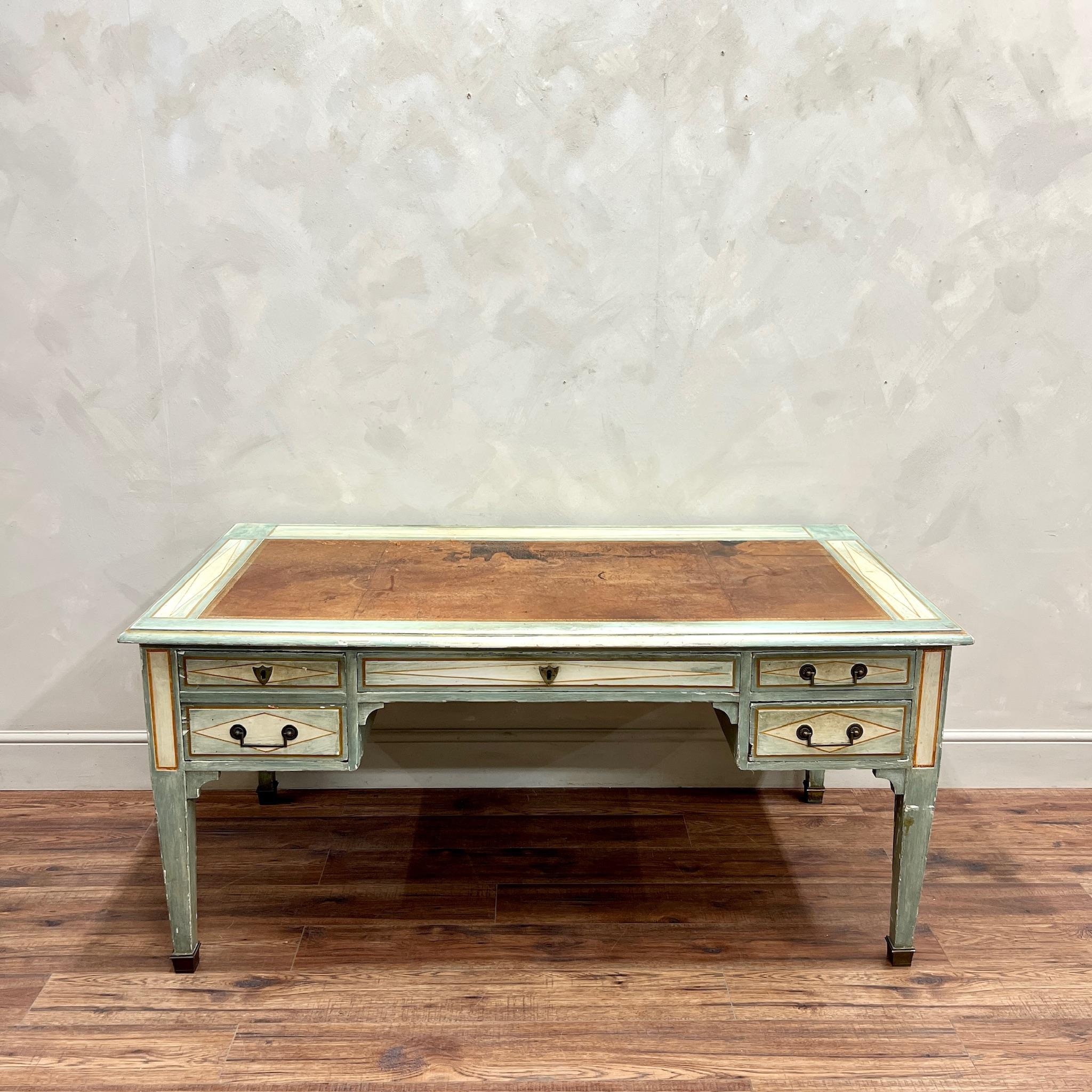 Schreibtisch mit Lederplatte, lackiert, um 1920 (Französisch) im Angebot