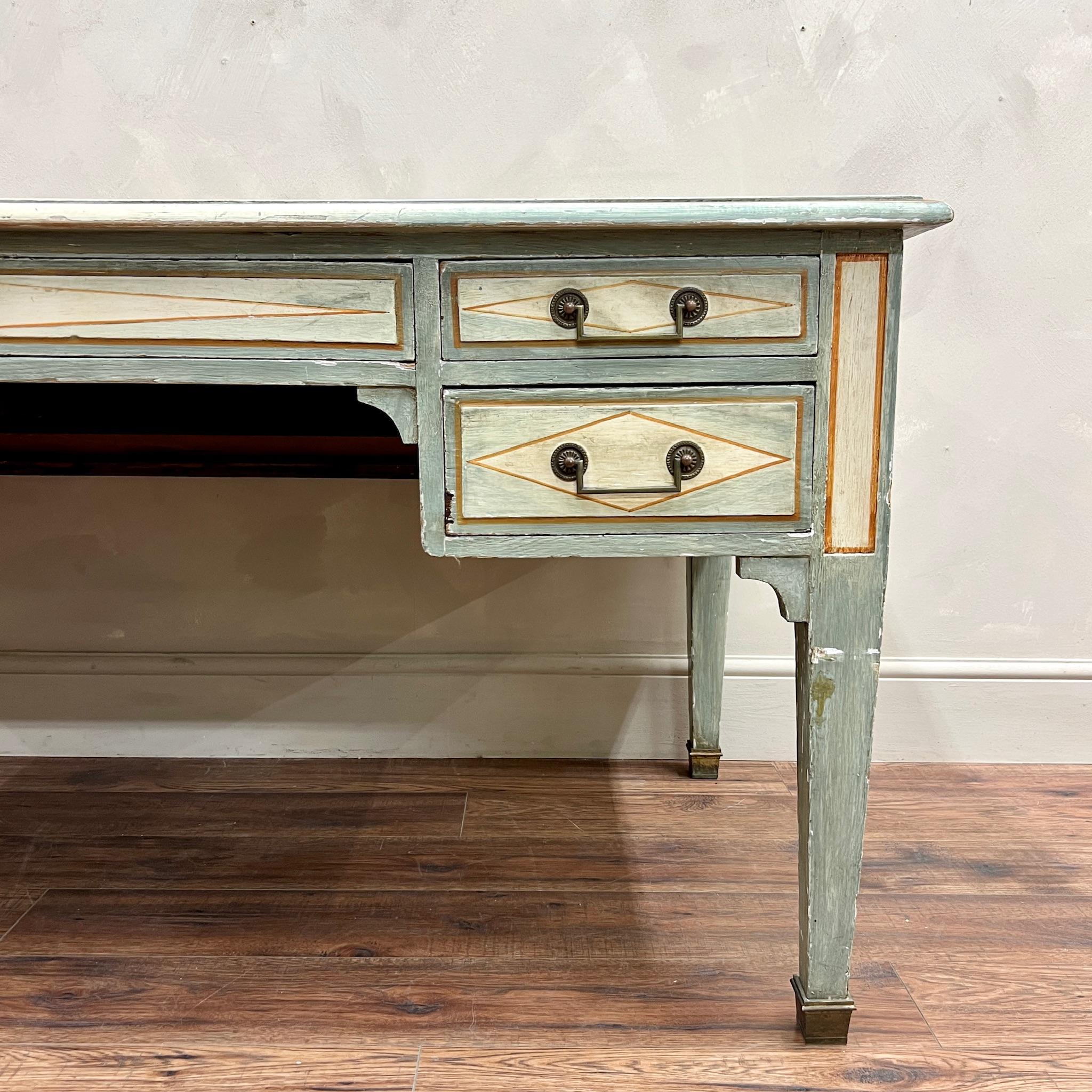 Schreibtisch mit Lederplatte, lackiert, um 1920 (Messing) im Angebot