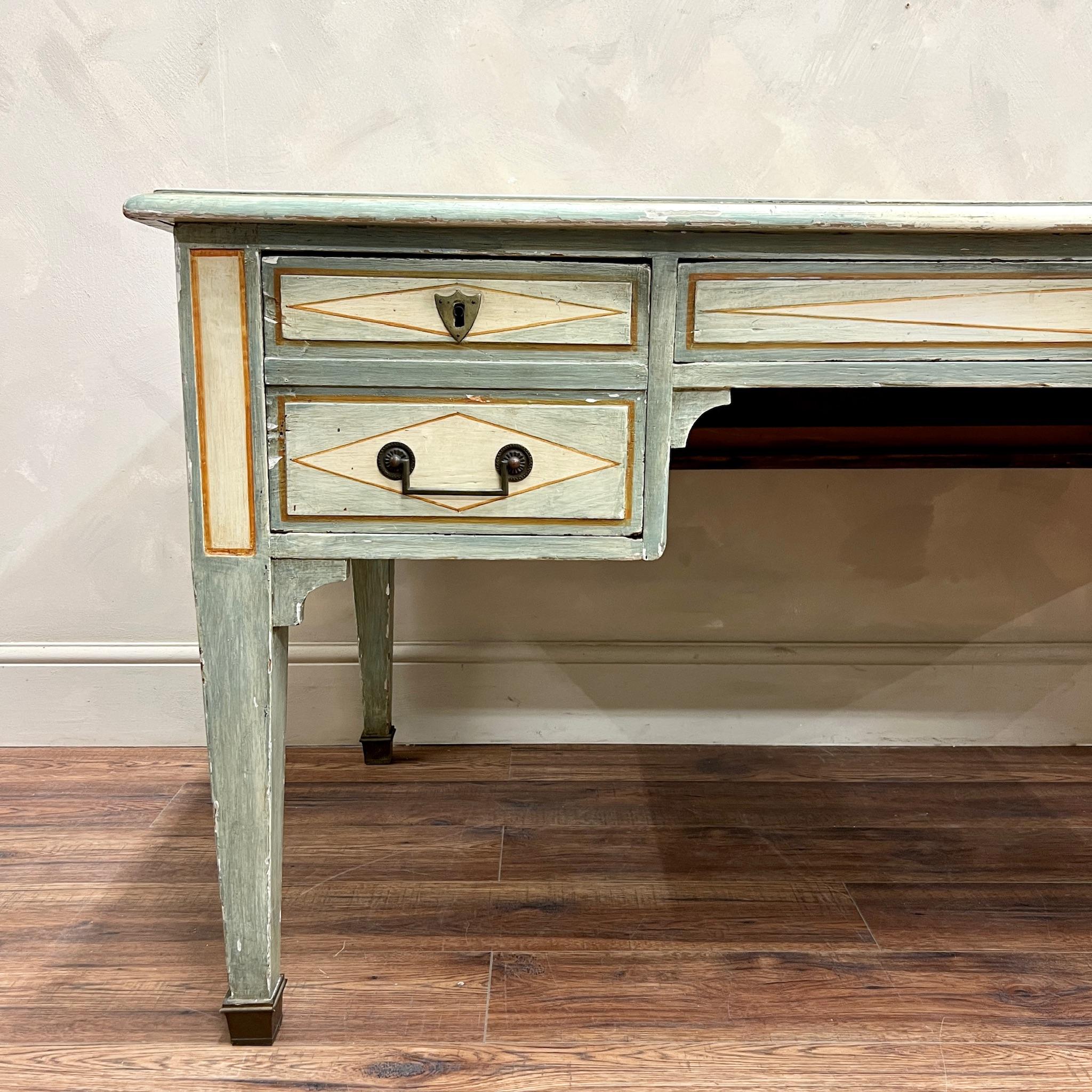 Schreibtisch mit Lederplatte, lackiert, um 1920 im Angebot 2