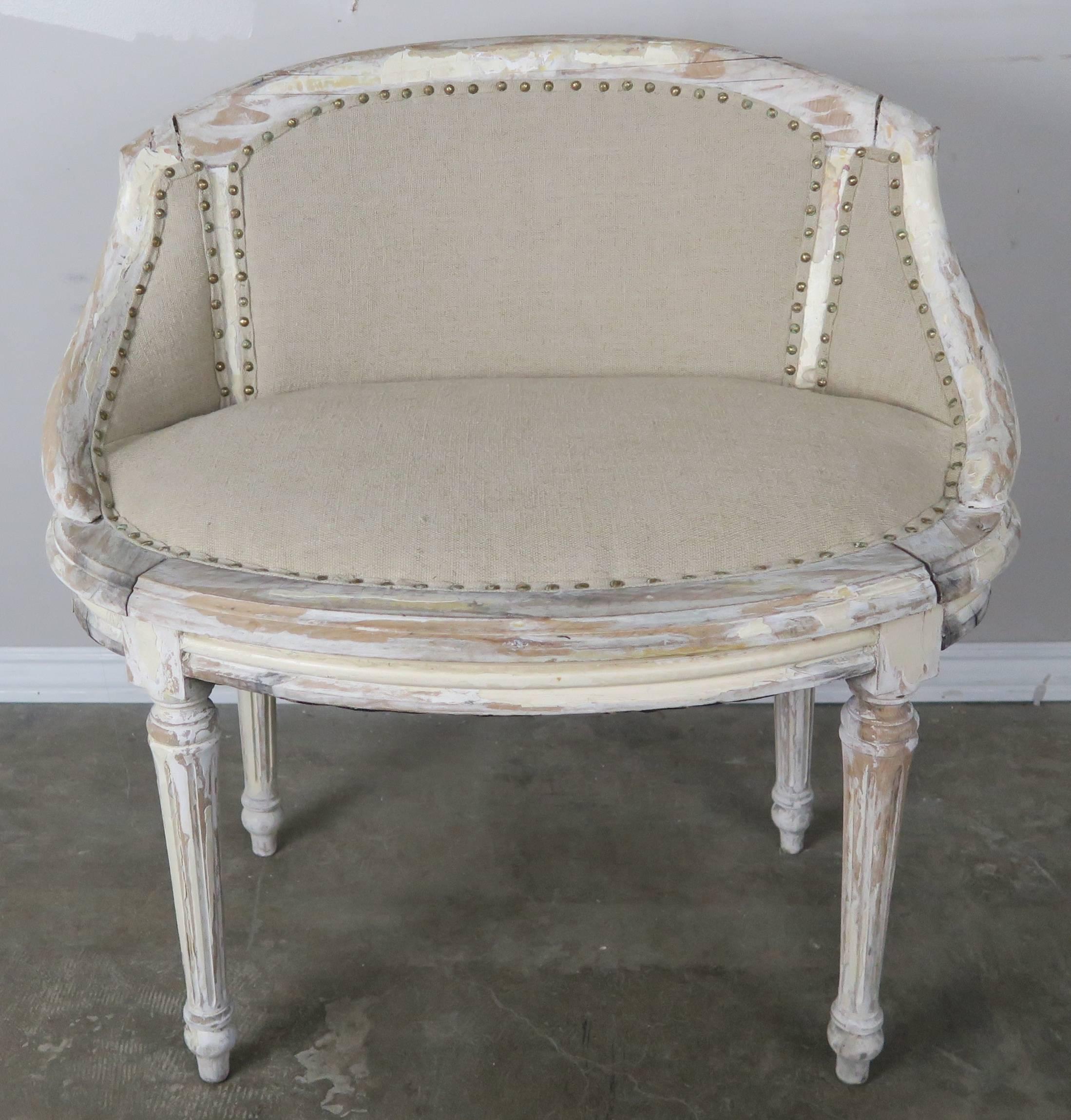 French painted neoclassical style bench newly upholstered in linen with nailhead trim detail.
Measures: Seat height 17