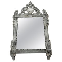 Miroir français peint de style Louis XVI sculpté