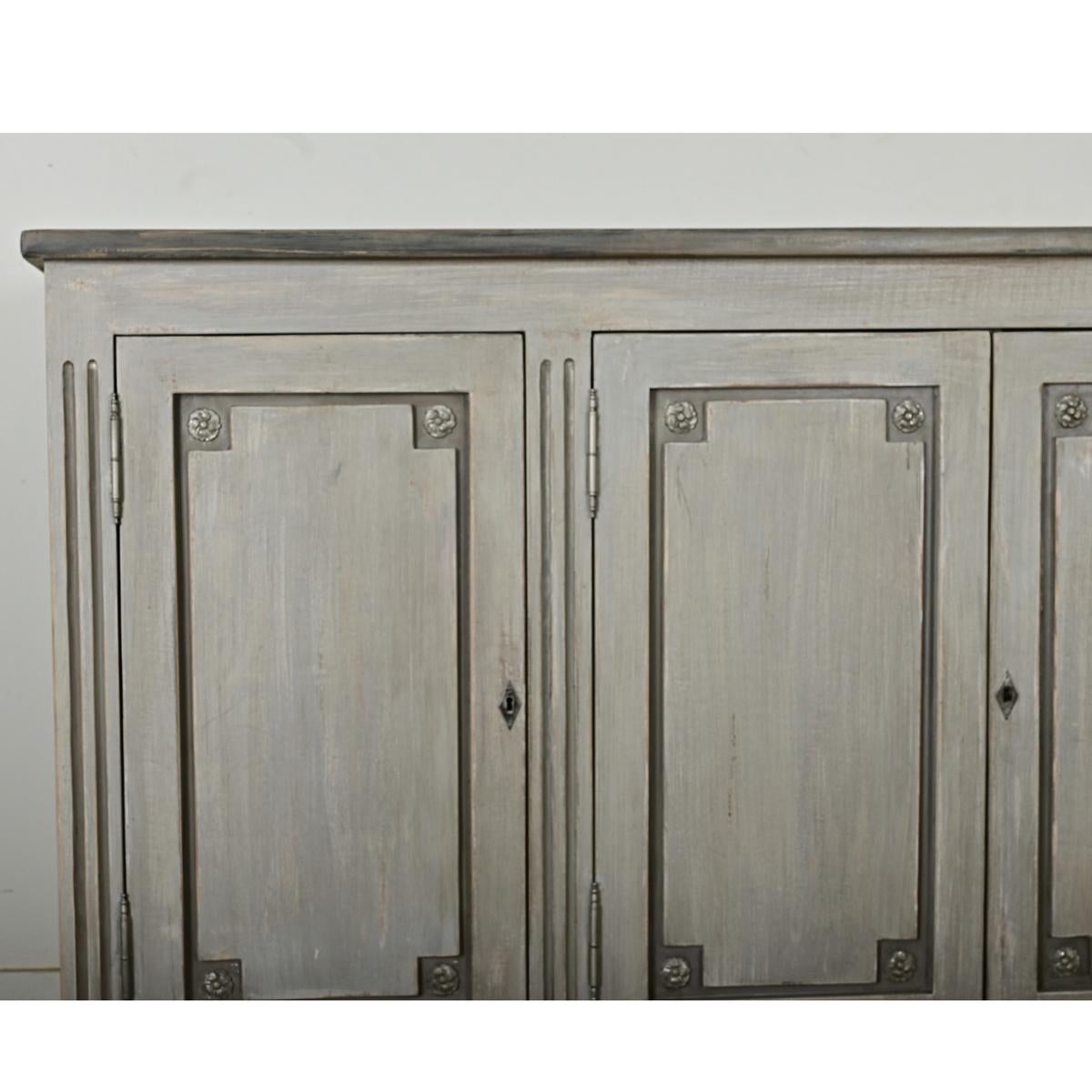 Enfilade de reproduction française peinte de style Louis XVI en vente 1
