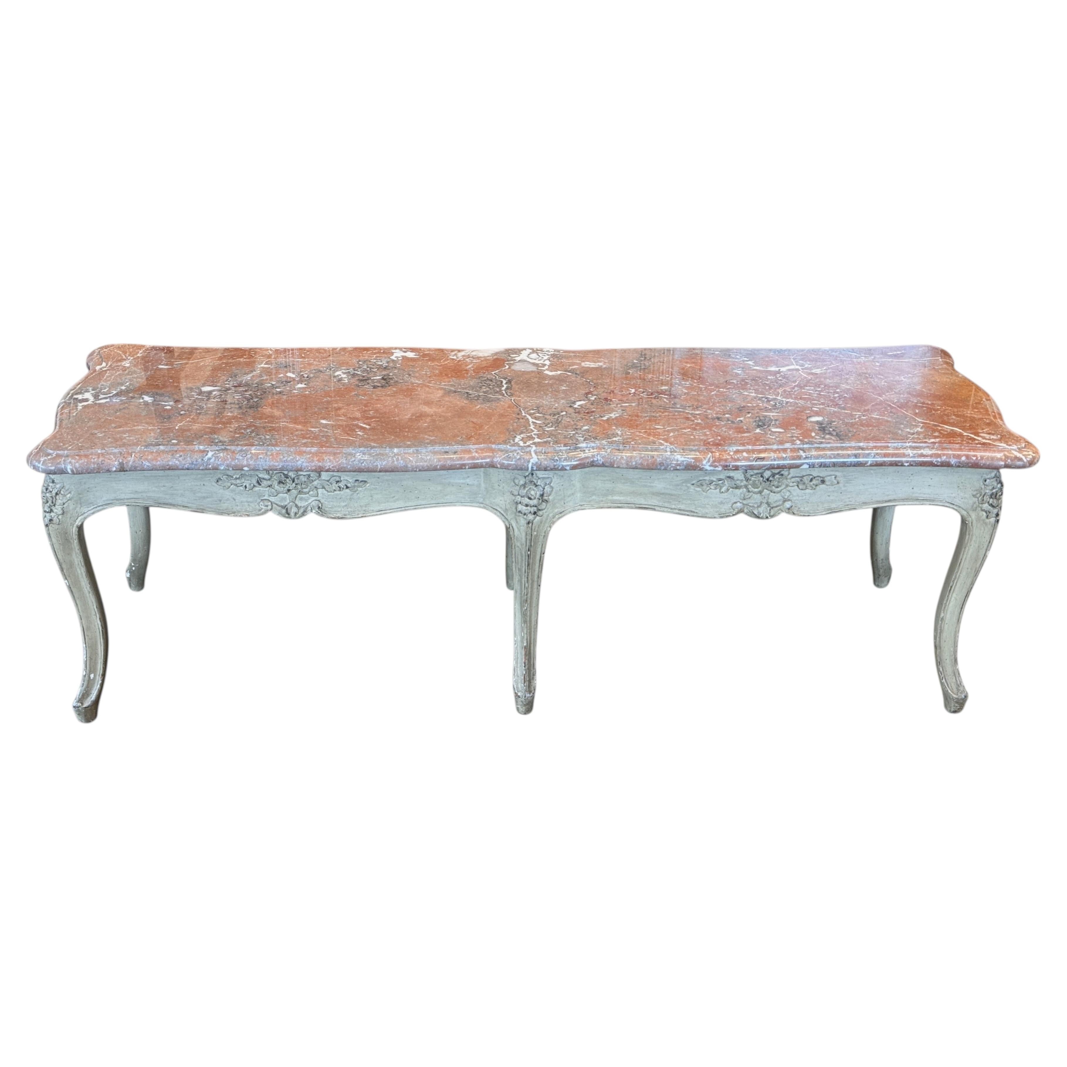 Mesa de centro con tapa de mármol pintada a la francesa y patas cabriolé