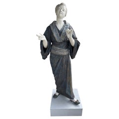 Figura de metal pintada a tamaño natural de una Geisha por Charles Mass'e